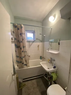 Apartament cu 3 camere si garaj, zona centrala.