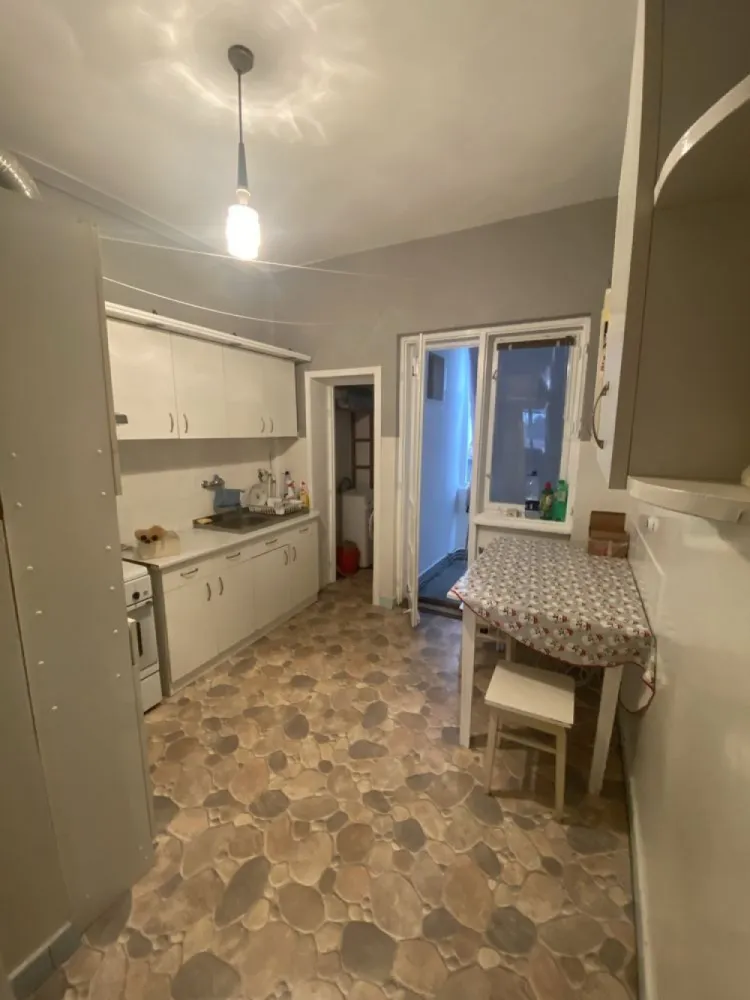 Apartament cu 3 camere si garaj, zona centrala. - Agentia Imobiliara BRASADAS vinde un apartament cu 3 camere decomandat, într-o asociație de 8 apartamente in zona centrală.
Proprietatea este amplasată la etajul 3/3 cu acoperis și o suprafață de 76mp utili.
Apartmentul este compus din:
-3 camere decomandate
-1 bucătărie cu ieșire pe balcon
-1 baie
-1 debara
-1 cămară 
-2 balcoane
- garaj în curte
- 1/8cota parte din pod și curte
- uscător (cu 1/2 etaj mai sus)
- boxa în beci
- un mic loc de depozitare în curte
Apartamentul este din cărămidă, are un design clasic, necesită renovare și modernizre.
Proprietatea se vinde așa cum se vede în poze.
Imobilul este situat într-o zona centrala cu acces la toate punctele de interes public.
Www.brasadas.com.