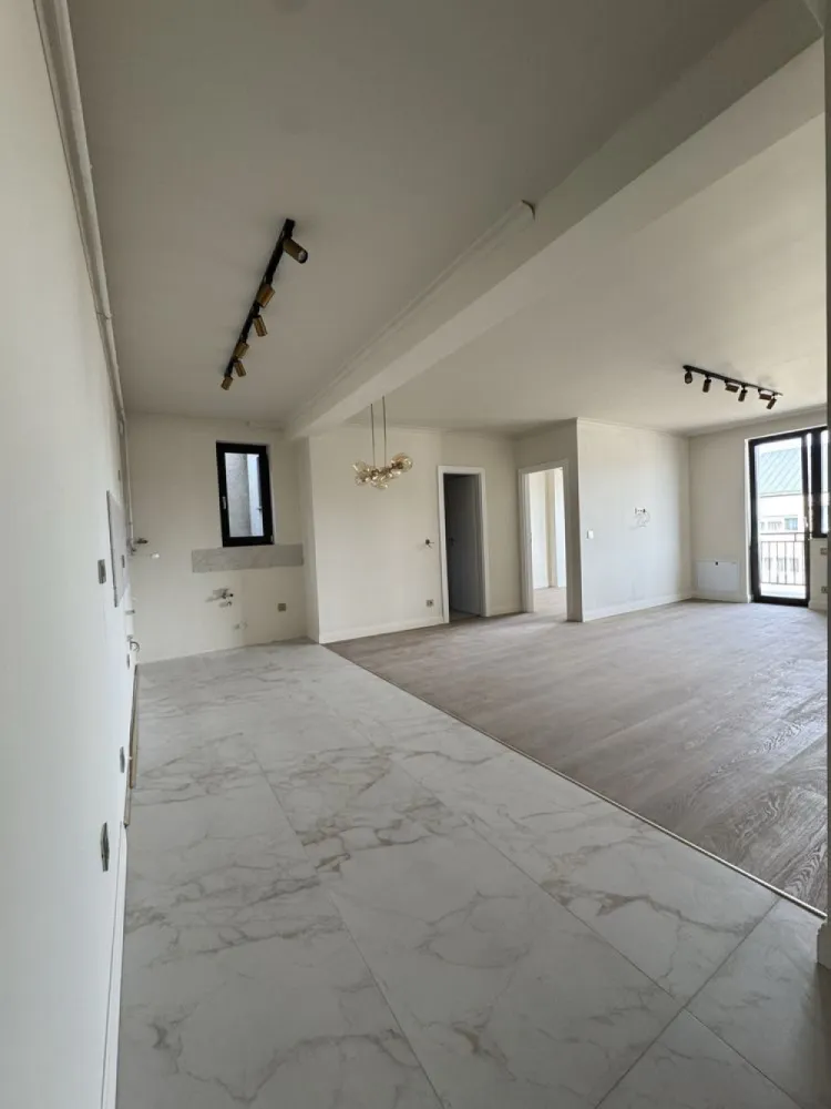BRASADAS vinde ap 2 cam Central Loc de Parcare Bloc nou - Agentia Imobiliara BRASADAS vinde apartaent modern cu doua camere într-un bloc nou, construit după standarde moderne de siguranță și eficiență.
Locuința este amplasată la etajul 4 din 5, oferind o priveliște plăcută asupra împrejurimilor și multă lumină naturală. Apartamentul are o suprafață utilă totală de 55 mp și este compartimentat eficient, astfel încât fiecare spațiu să fie valorificat la maximum.
Zona de zi este concepută într-un concept open-space împreună cu bucătăria, creând un spațiu luminos și primitor, ideal pentru relaxare sau pentru petrecerea timpului cu familia și prietenii. Din living există acces direct către o terasă de aproximativ 5 mp, placată cu gresie, perfectă pentru momentele de relaxare în aer liber. Atât livingul, cât și dormitorul au acces direct pe această terasă, oferind lumină naturală și un spațiu exterior plăcut.
Dormitorul este generos și dispune de o zonă dedicată de dressing, oferind spațiu suplimentar pentru depozitare. 
Baia este prevăzută cu geam pentru aerisire naturală și este complet utilată cu gresie, faianță, cadă și vas de toaletă.
Apartamentul se predă complet finisat, fiind dotat cu ușă de acces metalică, ferestre termopan cu trei sticle pentru o izolare termică și fonică superioară, uși interioare din lemn și sistem de încălzire în pardoseală pentru un confort sporit. În zona bucătăriei sunt montate gresie și faianță, în living și dormitor este instalat parchet special pentru încălzirea în pardoseală, iar baia este complet finisată. De asemenea, locuința este echipată cu întrerupătoare, prize, corpuri de iluminat și este complet zugrăvită.
Un avantaj important al acestui apartament este faptul că se vinde împreună cu un proiect personalizat de design interior, care te scapă de griji și îți oferă o viziune clară asupra amenajării, economisind timp și resurse în procesul de mobilare și decorare.
Imobilul este construit pe fundație din beton armat, cu stâlpi de susținere din beton armat, iar pereții de compartimentare ai apartamentului sunt realizați din cărămidă și izolați corespunzător, completând structura solidă a clădirii cu elemente decorative moderne.
Curtea blocului este complet împrejmuită, accesul fiind securizat printr-o poartă mecanizată. Zona exterioară este pavată, iar accesul în casa scării se face prin ușă termopan. Casa scării este finisată cu gresie ceramică, balustrada este metalică, iar clădirea este dotată cu lift, pentru un plus de confort.
Apartamentul beneficiază și de un loc de parcare.
Poziționarea este una deosebit de avantajoasă, imobilul fiind situat la câțiva pași de Kaufland, Media Galaxy, școli, grădinițe, stații de autobuz și taxi. De asemenea, la aproximativ 5 minute de mers pe jos se află Parcul Central al municipiului Satu Mare, un loc ideal pentru plimbări și relaxare.
Www.brasadas.com.