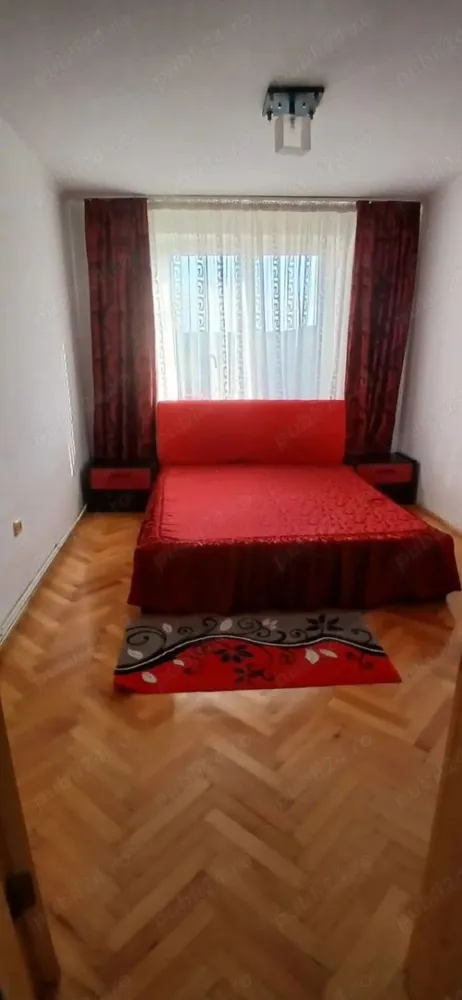 BRASADAS vinde ap 2 cam etaj 4/4. - Agentia Imobiliara BRASADAS vinde apartament cu 2 camere gata să te muți!

Dacă îți dorești un loc pe care să-l numești acasă din prima clipă, acest apartament este alegerea perfectă. Situat în cartierul Solidarității, pe Aleea Humulești, îmbină confortul, liniștea și funcționalitatea într-un mod ideal.

 Totul pregătit pentru tine
Se vinde complet mobilat și utilat, cu mobilier de calitate și electrocasnice în stare foarte bună fără griji, fără investiții suplimentare.

 50 mp utili, compartimentați inteligent:

- Hol primitor cu bucătărie
- Cămară + spații utile de depozitare
- Living luminos și spațios
- Dormitor confortabil
- Baie cu acces facil

 Bucătărie complet echipată, perfectă pentru orice stil de viață:
aragaz cu cuptor electric, mașină de spălat vase, combină frigorifică și centrală termică proprie.

 Balcon generos, locul ideal pentru cafeaua de dimineață sau relaxare, cu o priveliște plăcută către parcul nou amenajat.

 Situat la etajul 4, într-un bloc cu acoperiș reabilitat fără griji pe termen lung.

 Parcare fără stres: locuri disponibile în fața blocului + opțiune de parcare rezervată.

 Zonă liniștită, perfectă pentru relaxare, dar cu acces rapid către tot ce ai nevoie.

 Ideal pentru locuit sau investiție!

 Www.brasadas.com.