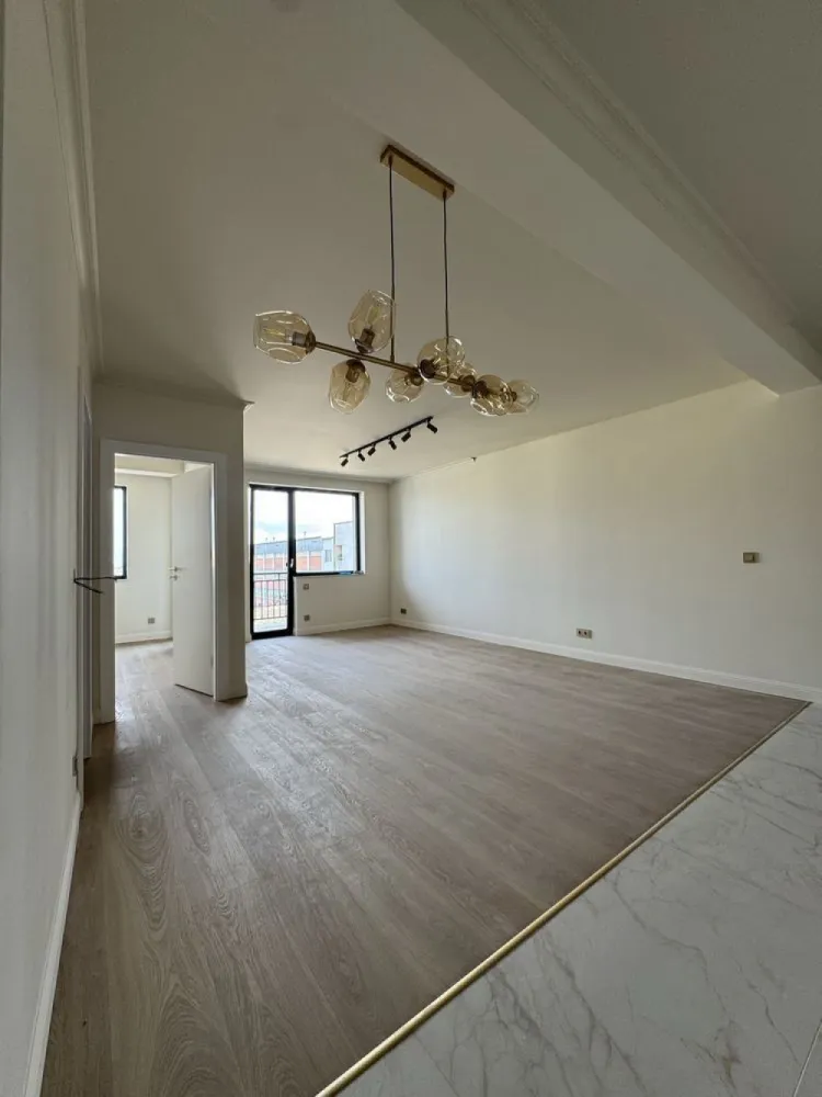 BRASADAS vinde ap 2 cam Central Loc de Parcare Bloc nou - Agentia Imobiliara BRASADAS vinde apartaent modern cu doua camere într-un bloc nou, construit după standarde moderne de siguranță și eficiență.
Locuința este amplasată la etajul 4 din 5, oferind o priveliște plăcută asupra împrejurimilor și multă lumină naturală. Apartamentul are o suprafață utilă totală de 55 mp și este compartimentat eficient, astfel încât fiecare spațiu să fie valorificat la maximum.
Zona de zi este concepută într-un concept open-space împreună cu bucătăria, creând un spațiu luminos și primitor, ideal pentru relaxare sau pentru petrecerea timpului cu familia și prietenii. Din living există acces direct către o terasă de aproximativ 5 mp, placată cu gresie, perfectă pentru momentele de relaxare în aer liber. Atât livingul, cât și dormitorul au acces direct pe această terasă, oferind lumină naturală și un spațiu exterior plăcut.
Dormitorul este generos și dispune de o zonă dedicată de dressing, oferind spațiu suplimentar pentru depozitare. 
Baia este prevăzută cu geam pentru aerisire naturală și este complet utilată cu gresie, faianță, cadă și vas de toaletă.
Apartamentul se predă complet finisat, fiind dotat cu ușă de acces metalică, ferestre termopan cu trei sticle pentru o izolare termică și fonică superioară, uși interioare din lemn și sistem de încălzire în pardoseală pentru un confort sporit. În zona bucătăriei sunt montate gresie și faianță, în living și dormitor este instalat parchet special pentru încălzirea în pardoseală, iar baia este complet finisată. De asemenea, locuința este echipată cu întrerupătoare, prize, corpuri de iluminat și este complet zugrăvită.
Un avantaj important al acestui apartament este faptul că se vinde împreună cu un proiect personalizat de design interior, care te scapă de griji și îți oferă o viziune clară asupra amenajării, economisind timp și resurse în procesul de mobilare și decorare.
Imobilul este construit pe fundație din beton armat, cu stâlpi de susținere din beton armat, iar pereții de compartimentare ai apartamentului sunt realizați din cărămidă și izolați corespunzător, completând structura solidă a clădirii cu elemente decorative moderne.
Curtea blocului este complet împrejmuită, accesul fiind securizat printr-o poartă mecanizată. Zona exterioară este pavată, iar accesul în casa scării se face prin ușă termopan. Casa scării este finisată cu gresie ceramică, balustrada este metalică, iar clădirea este dotată cu lift, pentru un plus de confort.
Apartamentul beneficiază și de un loc de parcare.
Poziționarea este una deosebit de avantajoasă, imobilul fiind situat la câțiva pași de Kaufland, Media Galaxy, școli, grădinițe, stații de autobuz și taxi. De asemenea, la aproximativ 5 minute de mers pe jos se află Parcul Central al municipiului Satu Mare, un loc ideal pentru plimbări și relaxare.
Www.brasadas.com.