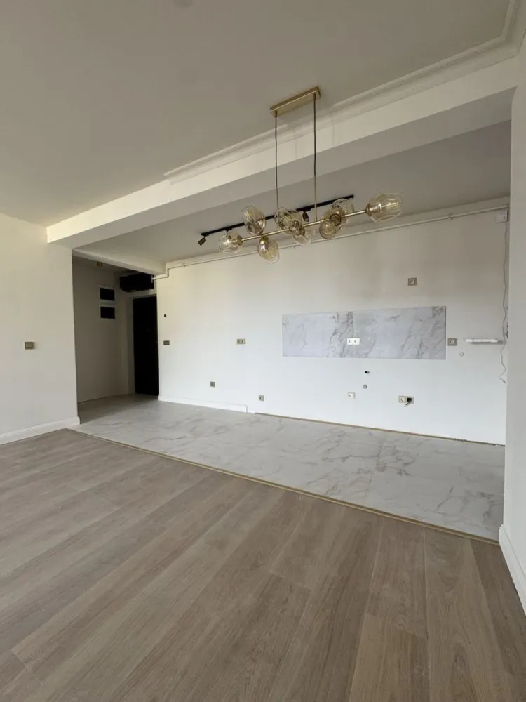 BRASADAS vinde ap 2 cam Central Loc de Parcare Bloc nou - Agentia Imobiliara BRASADAS vinde apartaent modern cu doua camere într-un bloc nou, construit după standarde moderne de siguranță și eficiență.
Locuința este amplasată la etajul 4 din 5, oferind o priveliște plăcută asupra împrejurimilor și multă lumină naturală. Apartamentul are o suprafață utilă totală de 55 mp și este compartimentat eficient, astfel încât fiecare spațiu să fie valorificat la maximum.
Zona de zi este concepută într-un concept open-space împreună cu bucătăria, creând un spațiu luminos și primitor, ideal pentru relaxare sau pentru petrecerea timpului cu familia și prietenii. Din living există acces direct către o terasă de aproximativ 5 mp, placată cu gresie, perfectă pentru momentele de relaxare în aer liber. Atât livingul, cât și dormitorul au acces direct pe această terasă, oferind lumină naturală și un spațiu exterior plăcut.
Dormitorul este generos și dispune de o zonă dedicată de dressing, oferind spațiu suplimentar pentru depozitare. 
Baia este prevăzută cu geam pentru aerisire naturală și este complet utilată cu gresie, faianță, cadă și vas de toaletă.
Apartamentul se predă complet finisat, fiind dotat cu ușă de acces metalică, ferestre termopan cu trei sticle pentru o izolare termică și fonică superioară, uși interioare din lemn și sistem de încălzire în pardoseală pentru un confort sporit. În zona bucătăriei sunt montate gresie și faianță, în living și dormitor este instalat parchet special pentru încălzirea în pardoseală, iar baia este complet finisată. De asemenea, locuința este echipată cu întrerupătoare, prize, corpuri de iluminat și este complet zugrăvită.
Un avantaj important al acestui apartament este faptul că se vinde împreună cu un proiect personalizat de design interior, care te scapă de griji și îți oferă o viziune clară asupra amenajării, economisind timp și resurse în procesul de mobilare și decorare.
Imobilul este construit pe fundație din beton armat, cu stâlpi de susținere din beton armat, iar pereții de compartimentare ai apartamentului sunt realizați din cărămidă și izolați corespunzător, completând structura solidă a clădirii cu elemente decorative moderne.
Curtea blocului este complet împrejmuită, accesul fiind securizat printr-o poartă mecanizată. Zona exterioară este pavată, iar accesul în casa scării se face prin ușă termopan. Casa scării este finisată cu gresie ceramică, balustrada este metalică, iar clădirea este dotată cu lift, pentru un plus de confort.
Apartamentul beneficiază și de un loc de parcare.
Poziționarea este una deosebit de avantajoasă, imobilul fiind situat la câțiva pași de Kaufland, Media Galaxy, școli, grădinițe, stații de autobuz și taxi. De asemenea, la aproximativ 5 minute de mers pe jos se află Parcul Central al municipiului Satu Mare, un loc ideal pentru plimbări și relaxare.
Www.brasadas.com.