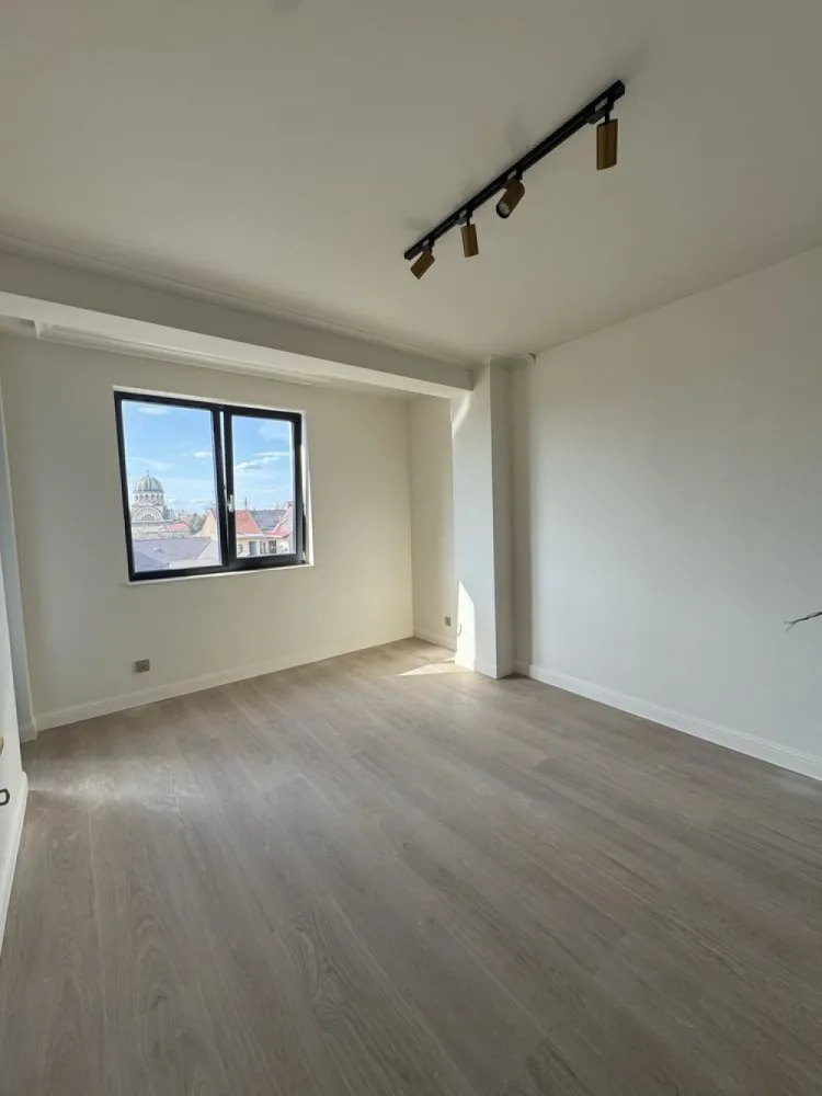 BRASADAS vinde ap 2 cam Central Loc de Parcare Bloc nou - Agentia Imobiliara BRASADAS vinde apartaent modern cu doua camere într-un bloc nou, construit după standarde moderne de siguranță și eficiență.
Locuința este amplasată la etajul 4 din 5, oferind o priveliște plăcută asupra împrejurimilor și multă lumină naturală. Apartamentul are o suprafață utilă totală de 55 mp și este compartimentat eficient, astfel încât fiecare spațiu să fie valorificat la maximum.
Zona de zi este concepută într-un concept open-space împreună cu bucătăria, creând un spațiu luminos și primitor, ideal pentru relaxare sau pentru petrecerea timpului cu familia și prietenii. Din living există acces direct către o terasă de aproximativ 5 mp, placată cu gresie, perfectă pentru momentele de relaxare în aer liber. Atât livingul, cât și dormitorul au acces direct pe această terasă, oferind lumină naturală și un spațiu exterior plăcut.
Dormitorul este generos și dispune de o zonă dedicată de dressing, oferind spațiu suplimentar pentru depozitare. 
Baia este prevăzută cu geam pentru aerisire naturală și este complet utilată cu gresie, faianță, cadă și vas de toaletă.
Apartamentul se predă complet finisat, fiind dotat cu ușă de acces metalică, ferestre termopan cu trei sticle pentru o izolare termică și fonică superioară, uși interioare din lemn și sistem de încălzire în pardoseală pentru un confort sporit. În zona bucătăriei sunt montate gresie și faianță, în living și dormitor este instalat parchet special pentru încălzirea în pardoseală, iar baia este complet finisată. De asemenea, locuința este echipată cu întrerupătoare, prize, corpuri de iluminat și este complet zugrăvită.
Un avantaj important al acestui apartament este faptul că se vinde împreună cu un proiect personalizat de design interior, care te scapă de griji și îți oferă o viziune clară asupra amenajării, economisind timp și resurse în procesul de mobilare și decorare.
Imobilul este construit pe fundație din beton armat, cu stâlpi de susținere din beton armat, iar pereții de compartimentare ai apartamentului sunt realizați din cărămidă și izolați corespunzător, completând structura solidă a clădirii cu elemente decorative moderne.
Curtea blocului este complet împrejmuită, accesul fiind securizat printr-o poartă mecanizată. Zona exterioară este pavată, iar accesul în casa scării se face prin ușă termopan. Casa scării este finisată cu gresie ceramică, balustrada este metalică, iar clădirea este dotată cu lift, pentru un plus de confort.
Apartamentul beneficiază și de un loc de parcare.
Poziționarea este una deosebit de avantajoasă, imobilul fiind situat la câțiva pași de Kaufland, Media Galaxy, școli, grădinițe, stații de autobuz și taxi. De asemenea, la aproximativ 5 minute de mers pe jos se află Parcul Central al municipiului Satu Mare, un loc ideal pentru plimbări și relaxare.
Www.brasadas.com.