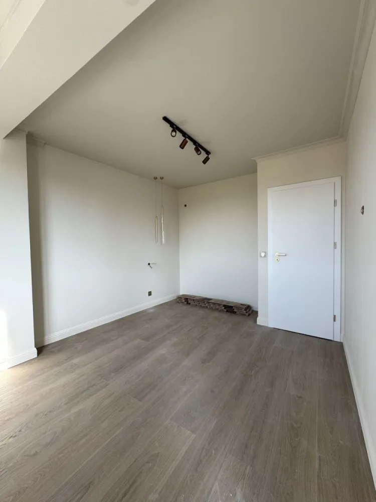 BRASADAS vinde ap 2 cam Central Loc de Parcare Bloc nou - Agentia Imobiliara BRASADAS vinde apartaent modern cu doua camere într-un bloc nou, construit după standarde moderne de siguranță și eficiență.
Locuința este amplasată la etajul 4 din 5, oferind o priveliște plăcută asupra împrejurimilor și multă lumină naturală. Apartamentul are o suprafață utilă totală de 55 mp și este compartimentat eficient, astfel încât fiecare spațiu să fie valorificat la maximum.
Zona de zi este concepută într-un concept open-space împreună cu bucătăria, creând un spațiu luminos și primitor, ideal pentru relaxare sau pentru petrecerea timpului cu familia și prietenii. Din living există acces direct către o terasă de aproximativ 5 mp, placată cu gresie, perfectă pentru momentele de relaxare în aer liber. Atât livingul, cât și dormitorul au acces direct pe această terasă, oferind lumină naturală și un spațiu exterior plăcut.
Dormitorul este generos și dispune de o zonă dedicată de dressing, oferind spațiu suplimentar pentru depozitare. 
Baia este prevăzută cu geam pentru aerisire naturală și este complet utilată cu gresie, faianță, cadă și vas de toaletă.
Apartamentul se predă complet finisat, fiind dotat cu ușă de acces metalică, ferestre termopan cu trei sticle pentru o izolare termică și fonică superioară, uși interioare din lemn și sistem de încălzire în pardoseală pentru un confort sporit. În zona bucătăriei sunt montate gresie și faianță, în living și dormitor este instalat parchet special pentru încălzirea în pardoseală, iar baia este complet finisată. De asemenea, locuința este echipată cu întrerupătoare, prize, corpuri de iluminat și este complet zugrăvită.
Un avantaj important al acestui apartament este faptul că se vinde împreună cu un proiect personalizat de design interior, care te scapă de griji și îți oferă o viziune clară asupra amenajării, economisind timp și resurse în procesul de mobilare și decorare.
Imobilul este construit pe fundație din beton armat, cu stâlpi de susținere din beton armat, iar pereții de compartimentare ai apartamentului sunt realizați din cărămidă și izolați corespunzător, completând structura solidă a clădirii cu elemente decorative moderne.
Curtea blocului este complet împrejmuită, accesul fiind securizat printr-o poartă mecanizată. Zona exterioară este pavată, iar accesul în casa scării se face prin ușă termopan. Casa scării este finisată cu gresie ceramică, balustrada este metalică, iar clădirea este dotată cu lift, pentru un plus de confort.
Apartamentul beneficiază și de un loc de parcare.
Poziționarea este una deosebit de avantajoasă, imobilul fiind situat la câțiva pași de Kaufland, Media Galaxy, școli, grădinițe, stații de autobuz și taxi. De asemenea, la aproximativ 5 minute de mers pe jos se află Parcul Central al municipiului Satu Mare, un loc ideal pentru plimbări și relaxare.
Www.brasadas.com.