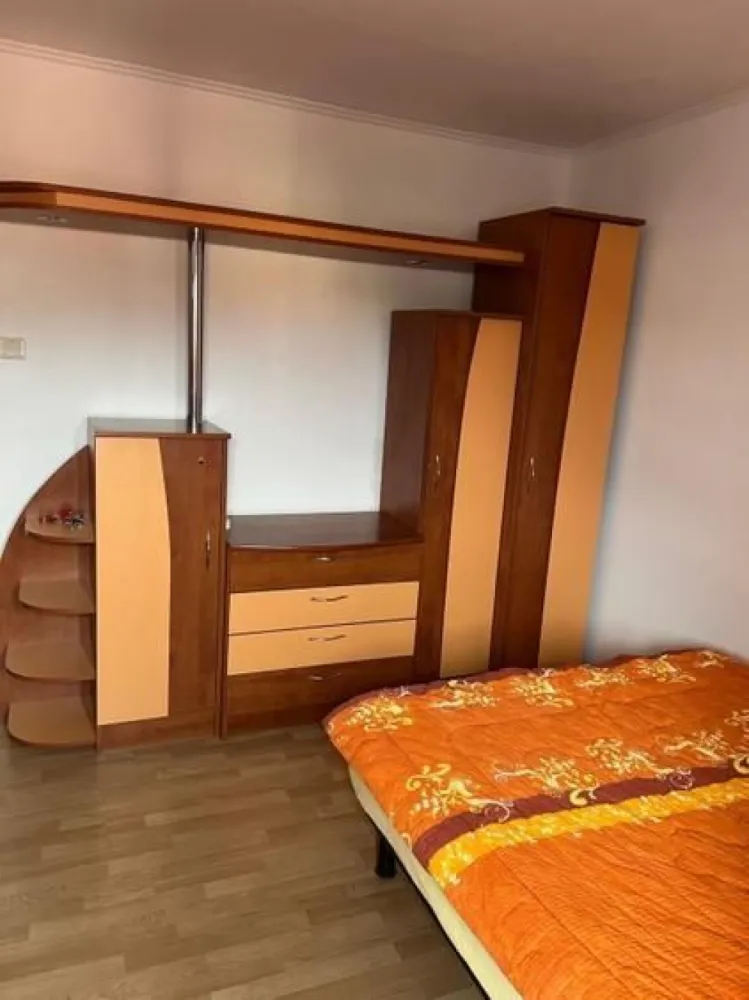 BRASADAS vinde ap 4 cam. 78mp utili zona Economic. - Agentia Imobiliara BRASADAS vinde apartament cu patru camere DECOMANDATE, situat langa liceul Economic la etajul 3/4.
Are o suprafață de 78 mp utili. 
Dispune de 2 balcoane, 2 bai, hol, bucatarie, living, 2 dormitoare si boxa la subsol. 
Www.brasadas.com.