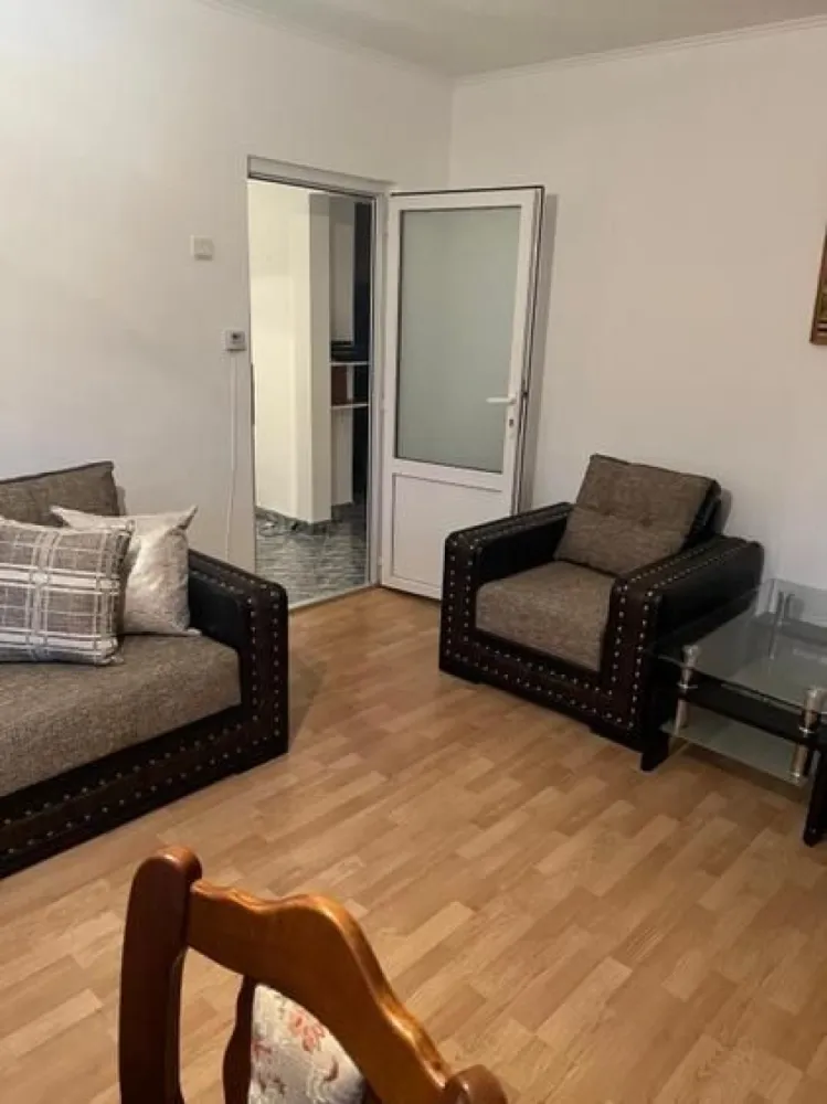 BRASADAS vinde ap 4 cam. 78mp utili zona Economic. - Agentia Imobiliara BRASADAS vinde apartament cu patru camere DECOMANDATE, situat langa liceul Economic la etajul 3/4.
Are o suprafață de 78 mp utili. 
Dispune de 2 balcoane, 2 bai, hol, bucatarie, living, 2 dormitoare si boxa la subsol. 
Www.brasadas.com.