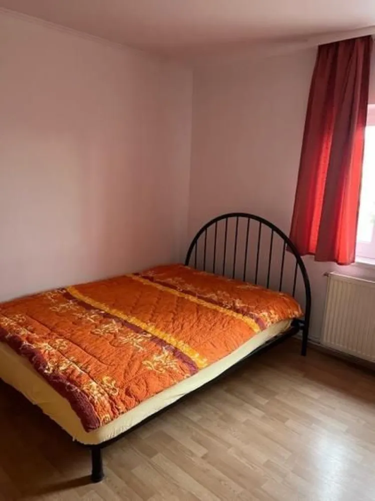 BRASADAS vinde ap 4 cam. 78mp utili zona Economic. - Agentia Imobiliara BRASADAS vinde apartament cu patru camere DECOMANDATE, situat langa liceul Economic la etajul 3/4.
Are o suprafață de 78 mp utili. 
Dispune de 2 balcoane, 2 bai, hol, bucatarie, living, 2 dormitoare si boxa la subsol. 
Www.brasadas.com.