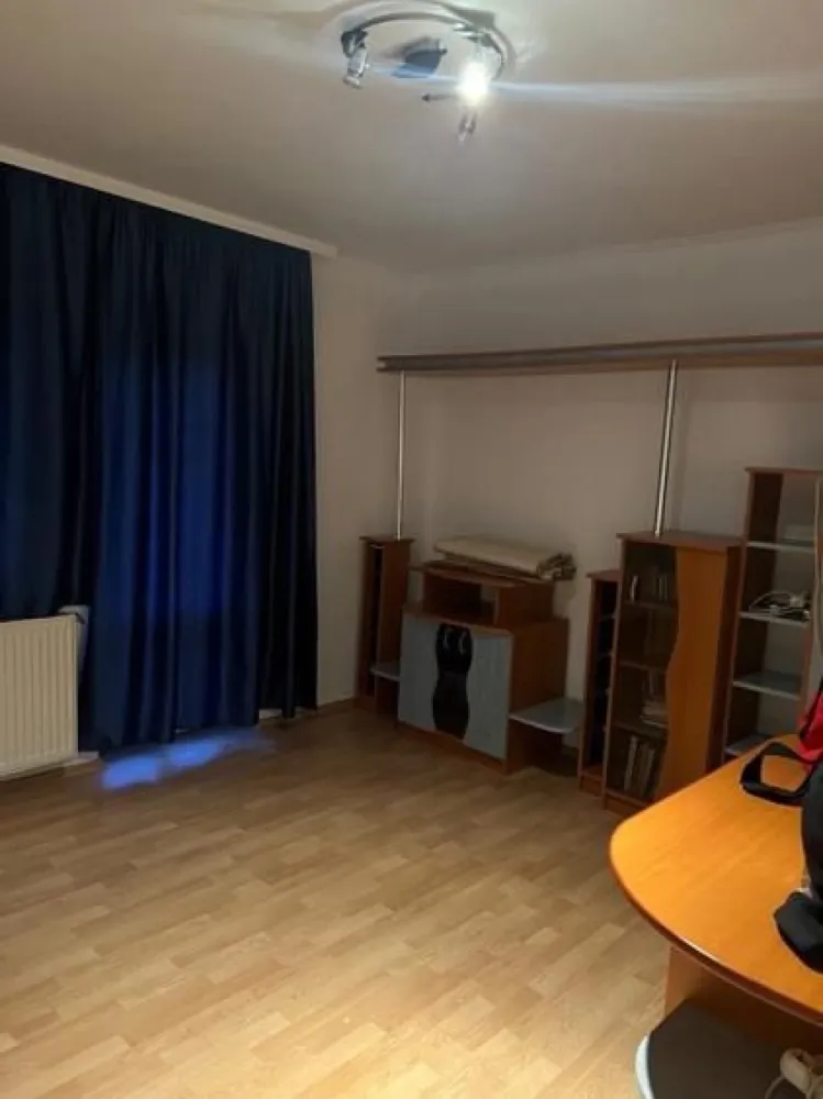BRASADAS vinde ap 4 cam. 78mp utili zona Economic. - Agentia Imobiliara BRASADAS vinde apartament cu patru camere DECOMANDATE, situat langa liceul Economic la etajul 3/4.
Are o suprafață de 78 mp utili. 
Dispune de 2 balcoane, 2 bai, hol, bucatarie, living, 2 dormitoare si boxa la subsol. 
Www.brasadas.com.
