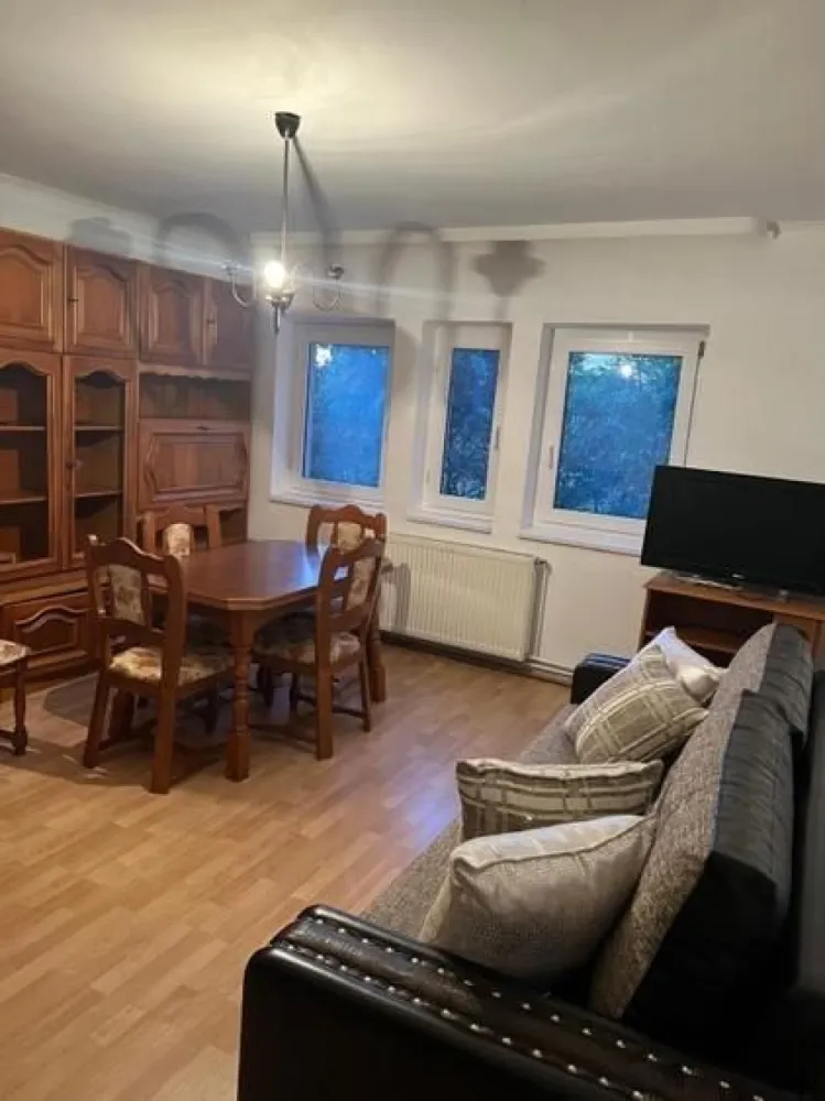 BRASADAS vinde ap 4 cam. 78mp utili zona Economic. - Agentia Imobiliara BRASADAS vinde apartament cu patru camere DECOMANDATE, situat langa liceul Economic la etajul 3/4.
Are o suprafață de 78 mp utili. 
Dispune de 2 balcoane, 2 bai, hol, bucatarie, living, 2 dormitoare si boxa la subsol. 
Www.brasadas.com.