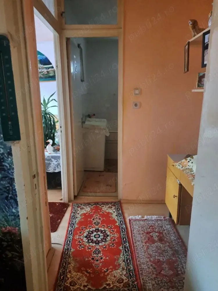BRASADAS vinde ap 2 cam etaj 4/4 in Micro 16. - Agenția imobiliara BRASADAS vinde apartament cu 2 camere, situat în Micro 16, la etajul 4/4, cu suprafață totală 76 mp.
Compartimentare:
hol de intrare
debara
bucătărie , spajz
cameră mare
hol mic din care se intră în:
cameră mică
baie
balcon
Alte detalii: apartamentul necesită renovare (ideal pentru amenajare după propriul gust)
bloc cu acoperiș
izolat la exterior
zonă cu magazine, școală și transport.
Www.brasadas.com.