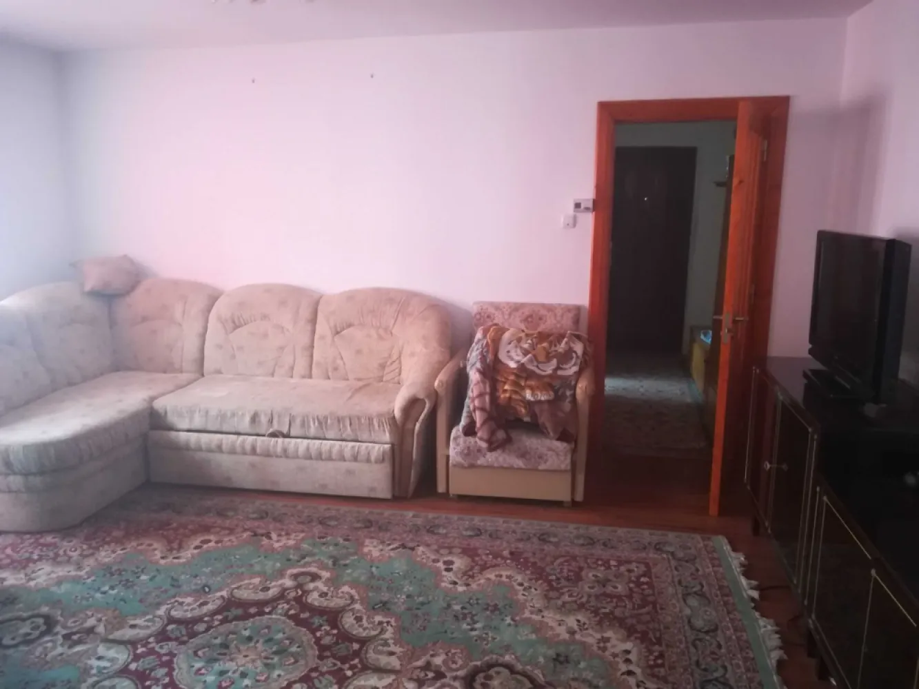 Apartament 2 camere in Micro 16 - Apartament de 2 camere, situat la etajul 3, cu o suprafață utilă de 69 mp și compartimentare semidecomandată, utilat, perfect pentru a inchiria. 

Pentru detalii sunati sau trimiteti mesaj pe whatsapp, nu raspund la mesaje pe olx.

Nu sunt interesat in colaborare cu agentii!