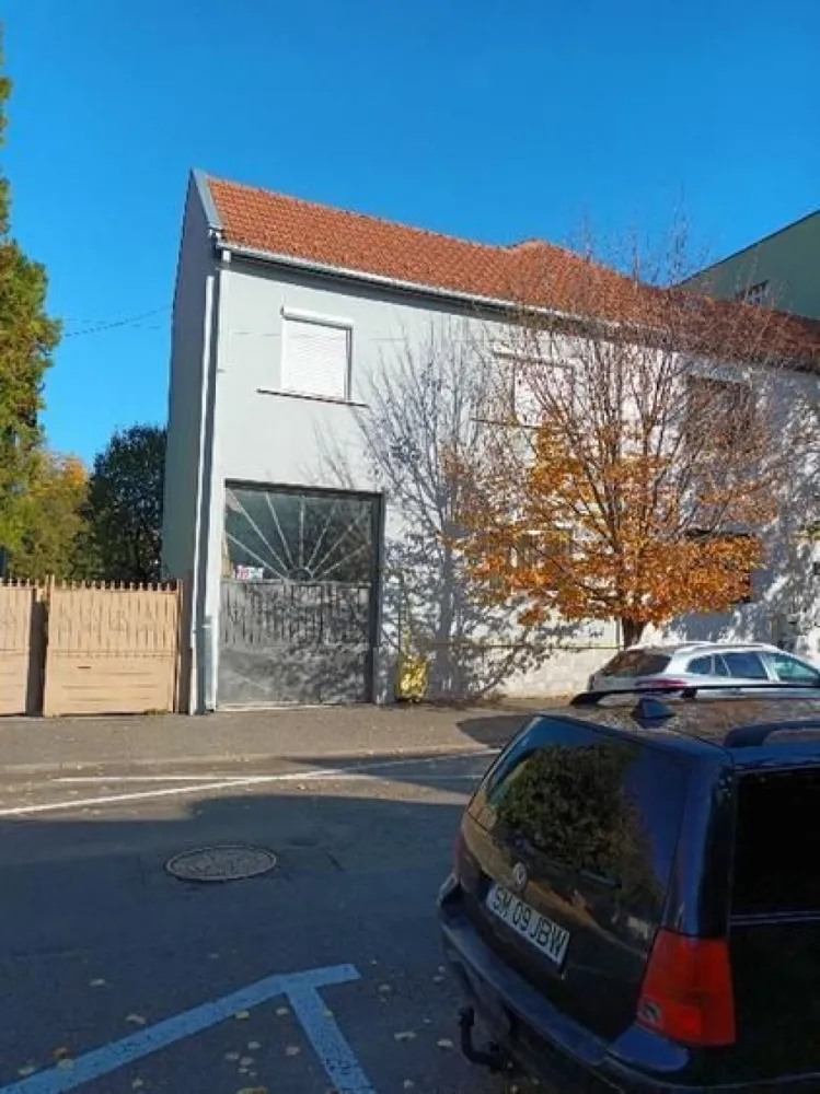 BRASADAS vinde casa cu etaj, 4 camere, central, acces cu masina. - Agentia Imobiliara BRASADAS vinde locuinta ideala pentru o familie activa conectata la oras sau spatiu potrivit pentru afaceri, avand posibiliatea de acces in curte cu masina
Imobilul este din caramida in regim duplex , finalizata constructia in 1975 si este dispus pe demisol, parter si etaj avand o suprafata utila de 123 mp plus o terasa de aproximativ 7 mp si un beci de 16 mp si este organizata astfel ,

Demisol -un beci cu doua incaperi prevazute cu geamuri, este uscat si perfect pentru pastrarea alimentelor.

Parter- living cu bucatarie de 15,28 mp care are iesire pe terasa, camara pentru alimente ,hol, baie cu vana, si o camera versatila de 22,45 mp.Scarile sunt pavate cu marmura si au balustrada din lemn.

Etaj- living de 15 mp, un dormitor de 22,45 mp cu acces la un birou de 11, 42 mp pentru cei care lucreaza de acasa sau un alt dormitor, baie , un dormitor de 19, 58 mp cu acces la un dressing si o debara din living unde este si intrarea in pod.

Caracteristici,
Casa este solida din caramida si dispune de doua intrari, Fatada casei este refacuta recent, izolata si are geamuri termopan, acoperisul este din tigla in stare buna , se poate vedea si in poza. Casa are portal si aaces in curte cu masina.

Proprietatea se afla la 5 minute pe jos de centru vechi in apropiere de magazine, piata, parcuri si multe altele. Casa necesita modernizare si se preda mobilata.

Utilitati , gaz, electricitate, apa, canal, cablu TV si internet. Incalzirea cu centrala proprie pe gaz sau semineu conectat la calorifere si doua sobe de teracota la etaj
Terenul este de 273 mp , curtea este amenajata cu pomi, spatiu verde iar in spatele curtii se gasesc magazii pentru depozitare
Toate actele sunt la zi.
Www.brasadas.com.