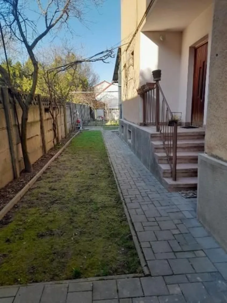 BRASADAS vinde casa cu etaj, 4 camere, central, acces cu masina. - Agentia Imobiliara BRASADAS vinde locuinta ideala pentru o familie activa conectata la oras sau spatiu potrivit pentru afaceri, avand posibiliatea de acces in curte cu masina
Imobilul este din caramida in regim duplex , finalizata constructia in 1975 si este dispus pe demisol, parter si etaj avand o suprafata utila de 123 mp plus o terasa de aproximativ 7 mp si un beci de 16 mp si este organizata astfel ,

Demisol -un beci cu doua incaperi prevazute cu geamuri, este uscat si perfect pentru pastrarea alimentelor.

Parter- living cu bucatarie de 15,28 mp care are iesire pe terasa, camara pentru alimente ,hol, baie cu vana, si o camera versatila de 22,45 mp.Scarile sunt pavate cu marmura si au balustrada din lemn.

Etaj- living de 15 mp, un dormitor de 22,45 mp cu acces la un birou de 11, 42 mp pentru cei care lucreaza de acasa sau un alt dormitor, baie , un dormitor de 19, 58 mp cu acces la un dressing si o debara din living unde este si intrarea in pod.

Caracteristici,
Casa este solida din caramida si dispune de doua intrari, Fatada casei este refacuta recent, izolata si are geamuri termopan, acoperisul este din tigla in stare buna , se poate vedea si in poza. Casa are portal si aaces in curte cu masina.

Proprietatea se afla la 5 minute pe jos de centru vechi in apropiere de magazine, piata, parcuri si multe altele. Casa necesita modernizare si se preda mobilata.

Utilitati , gaz, electricitate, apa, canal, cablu TV si internet. Incalzirea cu centrala proprie pe gaz sau semineu conectat la calorifere si doua sobe de teracota la etaj
Terenul este de 273 mp , curtea este amenajata cu pomi, spatiu verde iar in spatele curtii se gasesc magazii pentru depozitare
Toate actele sunt la zi.
Www.brasadas.com.