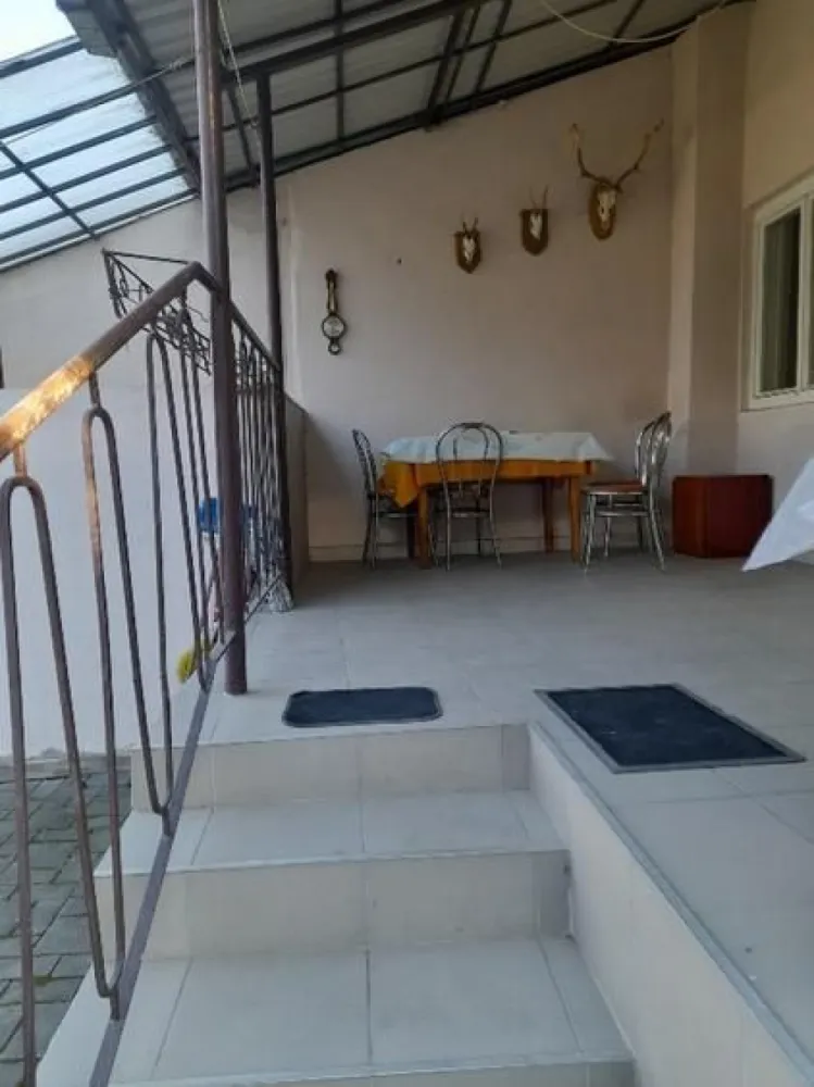 BRASADAS vinde casa cu etaj, 4 camere, central, acces cu masina. - Agentia Imobiliara BRASADAS vinde locuinta ideala pentru o familie activa conectata la oras sau spatiu potrivit pentru afaceri, avand posibiliatea de acces in curte cu masina
Imobilul este din caramida in regim duplex , finalizata constructia in 1975 si este dispus pe demisol, parter si etaj avand o suprafata utila de 123 mp plus o terasa de aproximativ 7 mp si un beci de 16 mp si este organizata astfel ,

Demisol -un beci cu doua incaperi prevazute cu geamuri, este uscat si perfect pentru pastrarea alimentelor.

Parter- living cu bucatarie de 15,28 mp care are iesire pe terasa, camara pentru alimente ,hol, baie cu vana, si o camera versatila de 22,45 mp.Scarile sunt pavate cu marmura si au balustrada din lemn.

Etaj- living de 15 mp, un dormitor de 22,45 mp cu acces la un birou de 11, 42 mp pentru cei care lucreaza de acasa sau un alt dormitor, baie , un dormitor de 19, 58 mp cu acces la un dressing si o debara din living unde este si intrarea in pod.

Caracteristici,
Casa este solida din caramida si dispune de doua intrari, Fatada casei este refacuta recent, izolata si are geamuri termopan, acoperisul este din tigla in stare buna , se poate vedea si in poza. Casa are portal si aaces in curte cu masina.

Proprietatea se afla la 5 minute pe jos de centru vechi in apropiere de magazine, piata, parcuri si multe altele. Casa necesita modernizare si se preda mobilata.

Utilitati , gaz, electricitate, apa, canal, cablu TV si internet. Incalzirea cu centrala proprie pe gaz sau semineu conectat la calorifere si doua sobe de teracota la etaj
Terenul este de 273 mp , curtea este amenajata cu pomi, spatiu verde iar in spatele curtii se gasesc magazii pentru depozitare
Toate actele sunt la zi.
Www.brasadas.com.