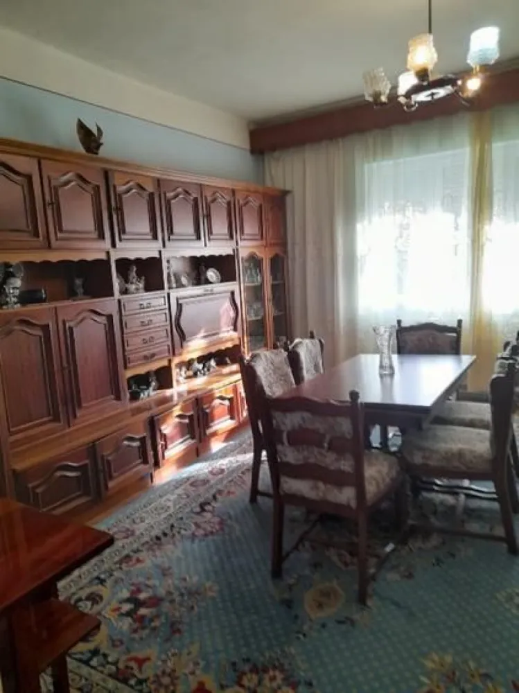 BRASADAS vinde casa cu etaj, 4 camere, central, acces cu masina. - Agentia Imobiliara BRASADAS vinde locuinta ideala pentru o familie activa conectata la oras sau spatiu potrivit pentru afaceri, avand posibiliatea de acces in curte cu masina
Imobilul este din caramida in regim duplex , finalizata constructia in 1975 si este dispus pe demisol, parter si etaj avand o suprafata utila de 123 mp plus o terasa de aproximativ 7 mp si un beci de 16 mp si este organizata astfel ,

Demisol -un beci cu doua incaperi prevazute cu geamuri, este uscat si perfect pentru pastrarea alimentelor.

Parter- living cu bucatarie de 15,28 mp care are iesire pe terasa, camara pentru alimente ,hol, baie cu vana, si o camera versatila de 22,45 mp.Scarile sunt pavate cu marmura si au balustrada din lemn.

Etaj- living de 15 mp, un dormitor de 22,45 mp cu acces la un birou de 11, 42 mp pentru cei care lucreaza de acasa sau un alt dormitor, baie , un dormitor de 19, 58 mp cu acces la un dressing si o debara din living unde este si intrarea in pod.

Caracteristici,
Casa este solida din caramida si dispune de doua intrari, Fatada casei este refacuta recent, izolata si are geamuri termopan, acoperisul este din tigla in stare buna , se poate vedea si in poza. Casa are portal si aaces in curte cu masina.

Proprietatea se afla la 5 minute pe jos de centru vechi in apropiere de magazine, piata, parcuri si multe altele. Casa necesita modernizare si se preda mobilata.

Utilitati , gaz, electricitate, apa, canal, cablu TV si internet. Incalzirea cu centrala proprie pe gaz sau semineu conectat la calorifere si doua sobe de teracota la etaj
Terenul este de 273 mp , curtea este amenajata cu pomi, spatiu verde iar in spatele curtii se gasesc magazii pentru depozitare
Toate actele sunt la zi.
Www.brasadas.com.