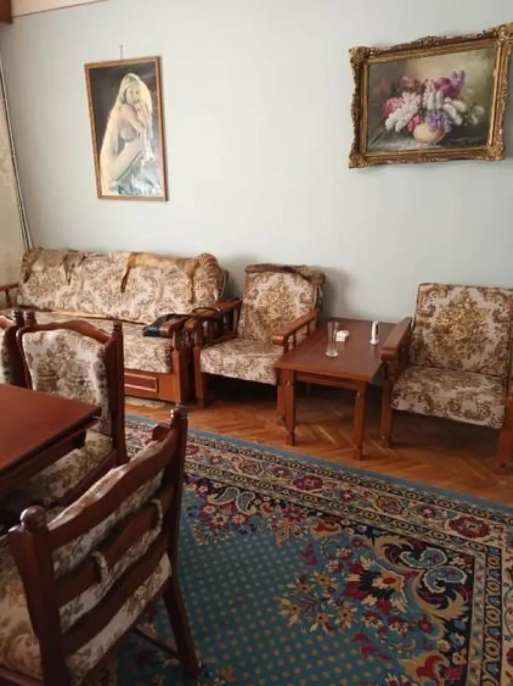 BRASADAS vinde casa cu etaj, 4 camere, central, acces cu masina. - Agentia Imobiliara BRASADAS vinde locuinta ideala pentru o familie activa conectata la oras sau spatiu potrivit pentru afaceri, avand posibiliatea de acces in curte cu masina
Imobilul este din caramida in regim duplex , finalizata constructia in 1975 si este dispus pe demisol, parter si etaj avand o suprafata utila de 123 mp plus o terasa de aproximativ 7 mp si un beci de 16 mp si este organizata astfel ,

Demisol -un beci cu doua incaperi prevazute cu geamuri, este uscat si perfect pentru pastrarea alimentelor.

Parter- living cu bucatarie de 15,28 mp care are iesire pe terasa, camara pentru alimente ,hol, baie cu vana, si o camera versatila de 22,45 mp.Scarile sunt pavate cu marmura si au balustrada din lemn.

Etaj- living de 15 mp, un dormitor de 22,45 mp cu acces la un birou de 11, 42 mp pentru cei care lucreaza de acasa sau un alt dormitor, baie , un dormitor de 19, 58 mp cu acces la un dressing si o debara din living unde este si intrarea in pod.

Caracteristici,
Casa este solida din caramida si dispune de doua intrari, Fatada casei este refacuta recent, izolata si are geamuri termopan, acoperisul este din tigla in stare buna , se poate vedea si in poza. Casa are portal si aaces in curte cu masina.

Proprietatea se afla la 5 minute pe jos de centru vechi in apropiere de magazine, piata, parcuri si multe altele. Casa necesita modernizare si se preda mobilata.

Utilitati , gaz, electricitate, apa, canal, cablu TV si internet. Incalzirea cu centrala proprie pe gaz sau semineu conectat la calorifere si doua sobe de teracota la etaj
Terenul este de 273 mp , curtea este amenajata cu pomi, spatiu verde iar in spatele curtii se gasesc magazii pentru depozitare
Toate actele sunt la zi.
Www.brasadas.com.