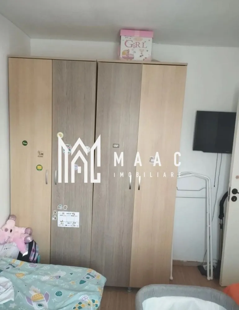 Apartament 2 camere | Parter | 37 MPU | Tiglari - MAAC Imobiliare vă prezintă un apartament cu 2 camere, ideal pentru locuit sau investiție, situat în zona Țiglari din Sibiu.

Caracteristic si compartimentare:
Suprafață utilă: 37 mp
Compartimentare: Living, dormitor primitor, bucătărie separată, complet echipată, baie, hol cu spațiu de depozitare
Etaj: Parter – acces facil, fără scăr
Încălzire: Centrală termică proprie cu calorifere
Stare: Se vinde complet mobilat și utilat

Avantaje și beneficii:
Zonă liniștită – Țiglari, cu vecinătate plăcută și acces rapid spre: zona industrială, mijloace de transport public, magazine, farmacii și alte puncte de interes
Costuri reduse de întreținere

Pentru mai multe detalii precizati telefonic ca ati vazut anuntul cu ID: CP2786122