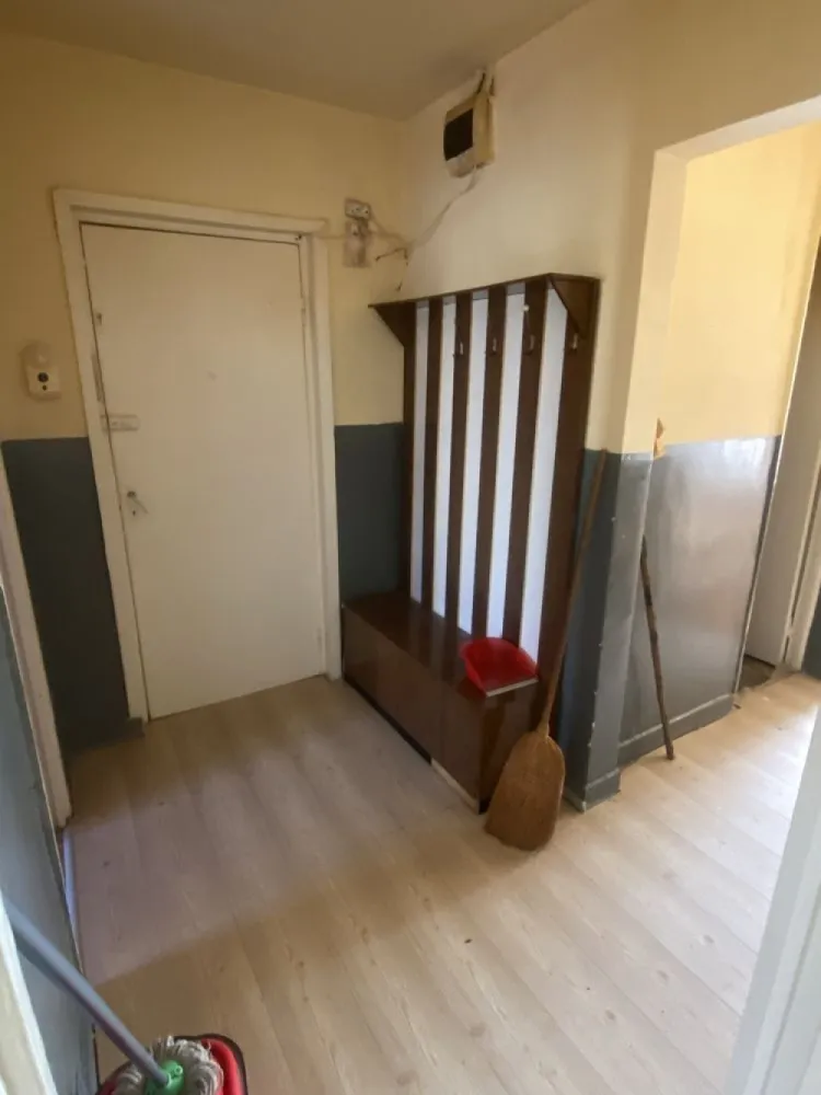 BRASADAS vinde ap 3 cam etaj 1/4 in Micro 17. - Agentia Imobiliara BRASADAS vinde apartament cu 3 camere,etaj 1,apartamentul este situat în Satu Mare, cartierul Micro 17.
Apartamentul este compus din 3 camere,o bucătărie,debara,baie și un balcon.
Suprafața utilă: 56mp.
Apartamentul necesită renovare.
Www.brasadas.com.