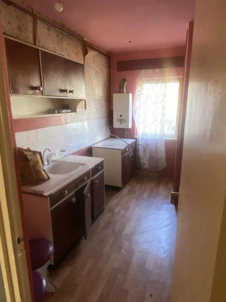 BRASADAS vinde ap 3 cam etaj 1/4 in Micro 17. - Agentia Imobiliara BRASADAS vinde apartament cu 3 camere,etaj 1,apartamentul este situat în Satu Mare, cartierul Micro 17.
Apartamentul este compus din 3 camere,o bucătărie,debara,baie și un balcon.
Suprafața utilă: 56mp.
Apartamentul necesită renovare.
Www.brasadas.com.