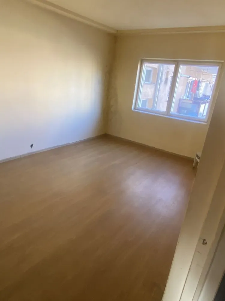 BRASADAS vinde ap 3 cam etaj 1/4 in Micro 17. - Agentia Imobiliara BRASADAS vinde apartament cu 3 camere,etaj 1,apartamentul este situat în Satu Mare, cartierul Micro 17.
Apartamentul este compus din 3 camere,o bucătărie,debara,baie și un balcon.
Suprafața utilă: 56mp.
Apartamentul necesită renovare.
Www.brasadas.com.
