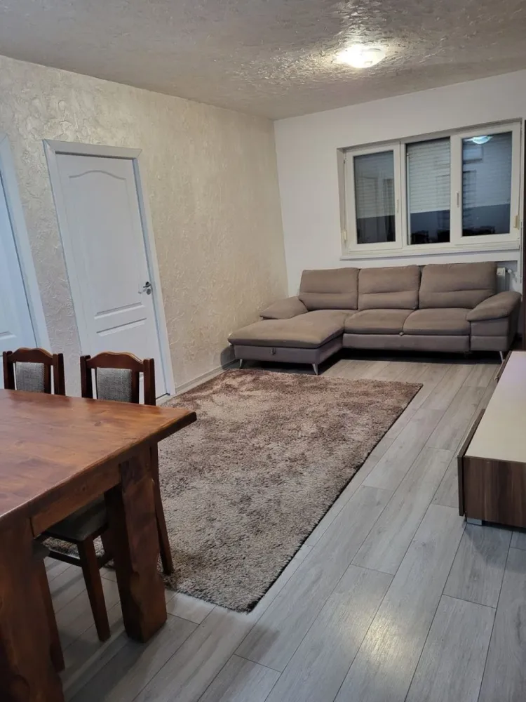 BRASADAS vinde ap 3 cam etaj 3/4 14 Mai. - Agentia Imobiliara BRASADAS vinde apartament cu 3 camere, Zona Azilul de Batrâni ,lângă Liceul Teologic , bloc intre case , Zonă linistita, Cu gradinită și parc,Lidel, Statir de Buss la 200 m.la etaj 3 cu Beci și Garaj, Centrală nouă. Termopane noi. Aer Conditionat nou. Renovat de 1 an.
Se accepta și plata in 2-3 Rate.
Www.brasadas.com.
