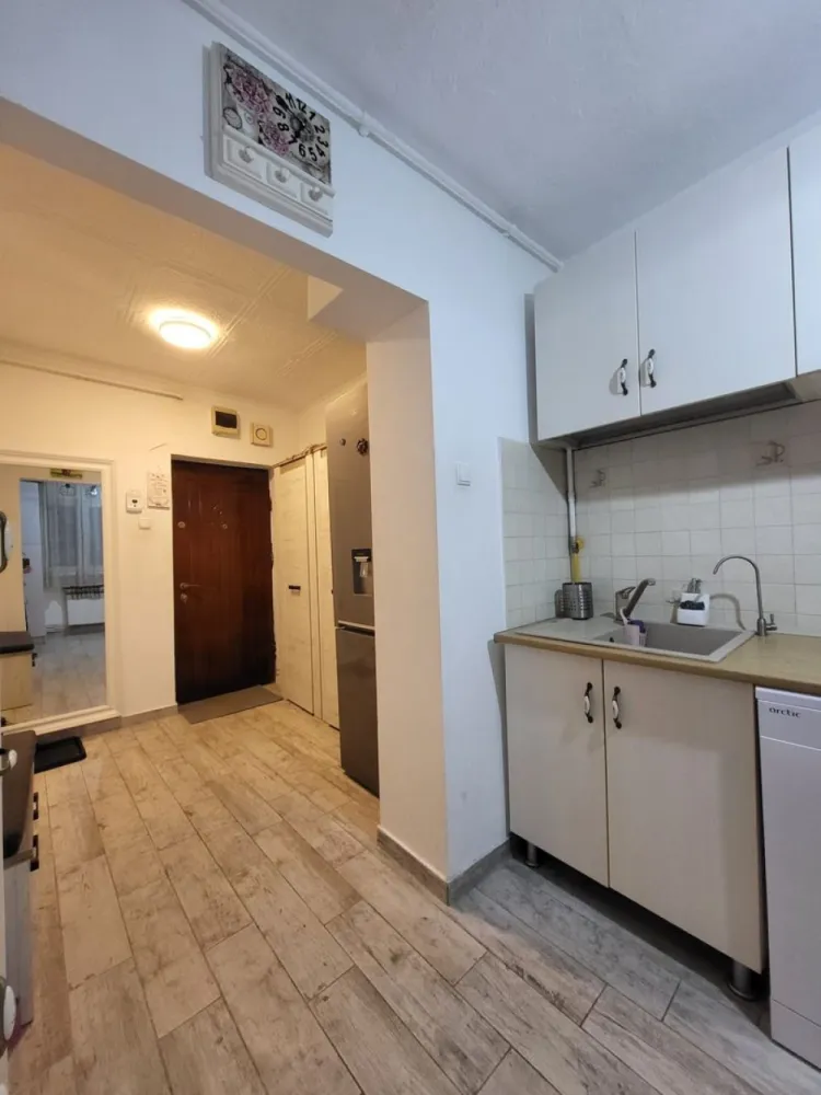 BRASADAS vinde ap 3 cam etaj 3/4 14 Mai. - Agentia Imobiliara BRASADAS vinde apartament cu 3 camere, Zona Azilul de Batrâni ,lângă Liceul Teologic , bloc intre case , Zonă linistita, Cu gradinită și parc,Lidel, Statir de Buss la 200 m.la etaj 3 cu Beci și Garaj, Centrală nouă. Termopane noi. Aer Conditionat nou. Renovat de 1 an.
Se accepta și plata in 2-3 Rate.
Www.brasadas.com.