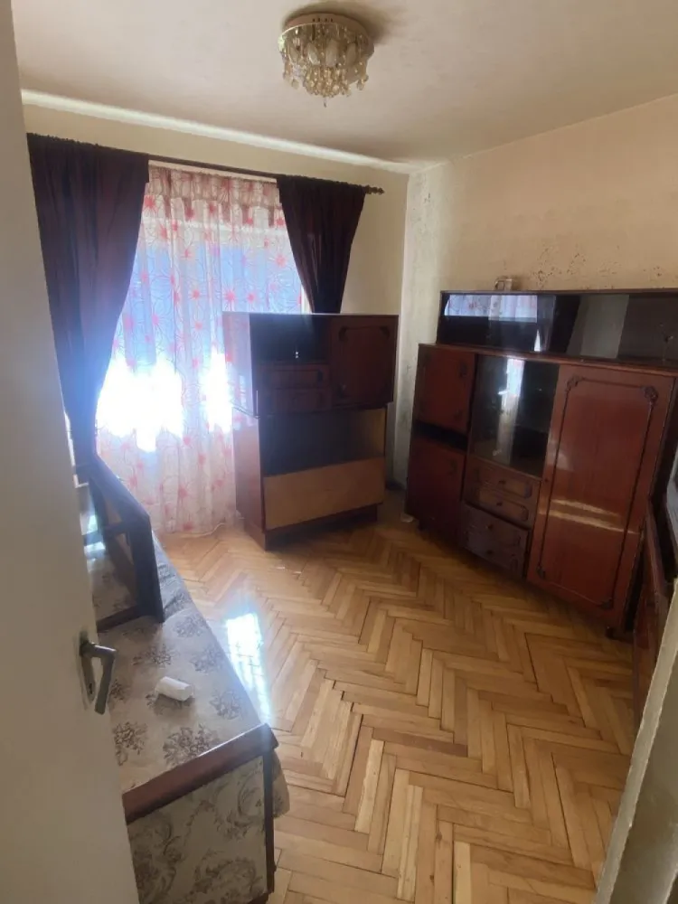 BRASADAS vinde ap 3 cam etaj 1/4 in Micro 17. - Agentia Imobiliara BRASADAS vinde apartament cu 3 camere,etaj 1,apartamentul este situat în Satu Mare, cartierul Micro 17.
Apartamentul este compus din 3 camere,o bucătărie,debara,baie și un balcon.
Suprafața utilă: 56mp.
Apartamentul necesită renovare.
Www.brasadas.com.