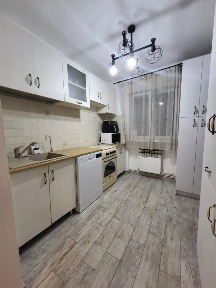 BRASADAS vinde ap 3 cam etaj 3/4 14 Mai. - Agentia Imobiliara BRASADAS vinde apartament cu 3 camere, Zona Azilul de Batrâni ,lângă Liceul Teologic , bloc intre case , Zonă linistita, Cu gradinită și parc,Lidel, Statir de Buss la 200 m.la etaj 3 cu Beci și Garaj, Centrală nouă. Termopane noi. Aer Conditionat nou. Renovat de 1 an.
Se accepta și plata in 2-3 Rate.
Www.brasadas.com.