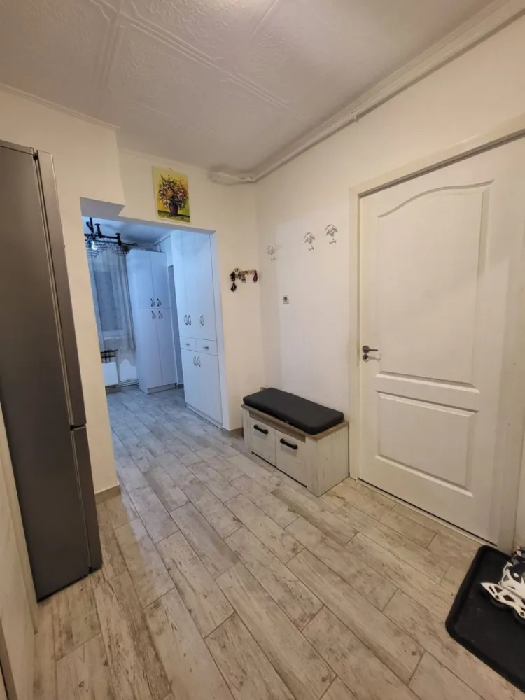 BRASADAS vinde ap 3 cam etaj 3/4 14 Mai. - Agentia Imobiliara BRASADAS vinde apartament cu 3 camere, Zona Azilul de Batrâni ,lângă Liceul Teologic , bloc intre case , Zonă linistita, Cu gradinită și parc,Lidel, Statir de Buss la 200 m.la etaj 3 cu Beci și Garaj, Centrală nouă. Termopane noi. Aer Conditionat nou. Renovat de 1 an.
Se accepta și plata in 2-3 Rate.
Www.brasadas.com.