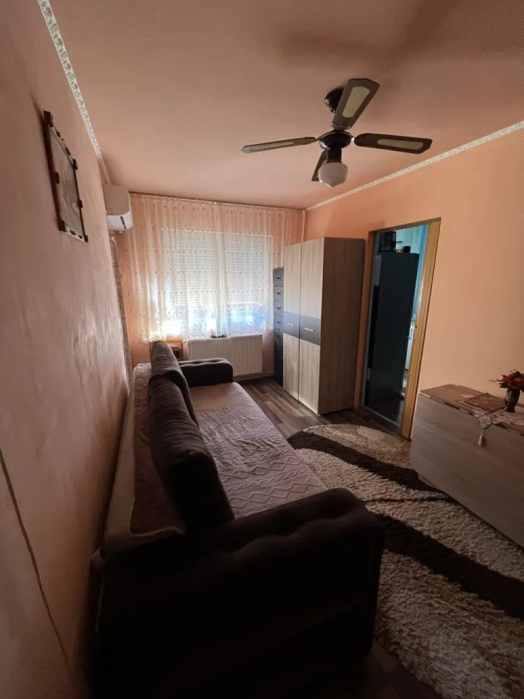 BRASADAS vinde ap 2 cam Micro 14 - Agenția imobiliara BRASADAS vinde apartament cu doua camere in Micro 14. 
In imprejurime se afla gradinita, scoala, parc, profi, penny, iar toate acestea sunt la 5 minute de mers pe jos. 
Apartamentul vine cu urmatoarele facilitati:
-centrala
-geamuri termopane cu jaluzele
-aer conditionat
-usa metalica la intrare
-gresie, faianta
-izolatie exterioara 10cm
-parchet laminat
Apartamentul nu necesita nici o investitie. 
Www.brasadas.com.