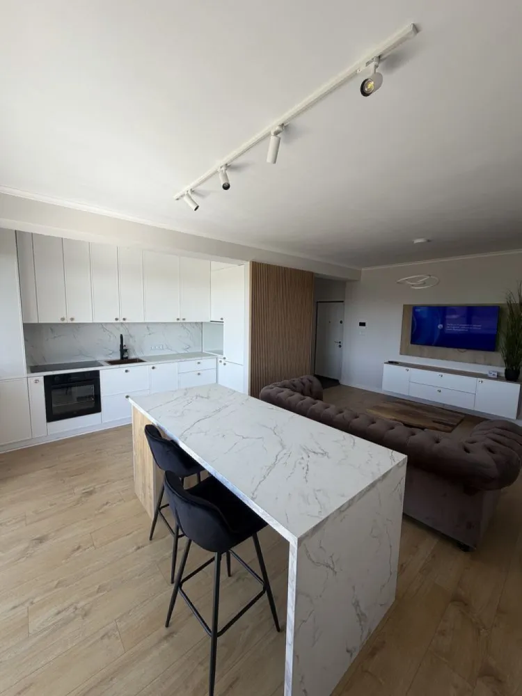 BRASADAS vinde ap Modern 2 cam 65 mp Bloc Nou Semicentral. - Agentia Imobiliara BRASADAS vinde apartament NOU prima utilizare! 

Acest apartament cu 2 camere are o suprafață de 65 mp inclus terasa. Se află la etajul 2/3 și dispune de finisaje și dotări de înaltă calitate.

Locația este ideală, în apropierea centrului orașului. Vei găsi restaurante, cafenele și baruri la distanță mică. Parcurile precum Parcul Promenada Someș și Parcul Central sunt la câțiva pași. De asemenea, transportul public este accesibil, cu stații de autobuz în apropiere.

www.brasadas.com.