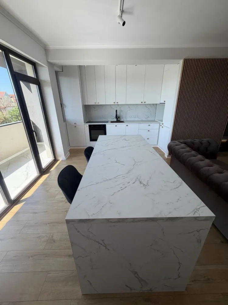 BRASADAS vinde ap Modern 2 cam 65 mp Bloc Nou Semicentral. - Agentia Imobiliara BRASADAS vinde apartament NOU prima utilizare! 

Acest apartament cu 2 camere are o suprafață de 65 mp inclus terasa. Se află la etajul 2/3 și dispune de finisaje și dotări de înaltă calitate.

Locația este ideală, în apropierea centrului orașului. Vei găsi restaurante, cafenele și baruri la distanță mică. Parcurile precum Parcul Promenada Someș și Parcul Central sunt la câțiva pași. De asemenea, transportul public este accesibil, cu stații de autobuz în apropiere.

www.brasadas.com.