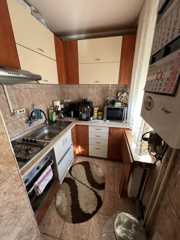 BRASADAS vinde ap 2 cam Micro 14 - Agenția imobiliara BRASADAS vinde apartament cu doua camere in Micro 14. 
In imprejurime se afla gradinita, scoala, parc, profi, penny, iar toate acestea sunt la 5 minute de mers pe jos. 
Apartamentul vine cu urmatoarele facilitati:
-centrala
-geamuri termopane cu jaluzele
-aer conditionat
-usa metalica la intrare
-gresie, faianta
-izolatie exterioara 10cm
-parchet laminat
Apartamentul nu necesita nici o investitie. 
Www.brasadas.com.