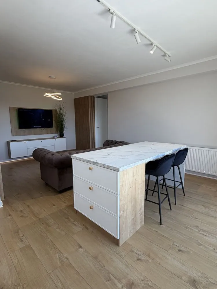 BRASADAS vinde ap Modern 2 cam 65 mp Bloc Nou Semicentral. - Agentia Imobiliara BRASADAS vinde apartament NOU prima utilizare! 

Acest apartament cu 2 camere are o suprafață de 65 mp inclus terasa. Se află la etajul 2/3 și dispune de finisaje și dotări de înaltă calitate.

Locația este ideală, în apropierea centrului orașului. Vei găsi restaurante, cafenele și baruri la distanță mică. Parcurile precum Parcul Promenada Someș și Parcul Central sunt la câțiva pași. De asemenea, transportul public este accesibil, cu stații de autobuz în apropiere.

www.brasadas.com.
