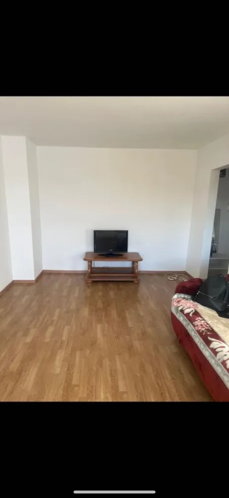Appartament de vanzare - Agentia Imobiliara BRASADAS vinde apartament cu doua camere, luminos și bine întreținut, situat in Carpati2, la etajul 4 din 4 (fără lift).

 Detalii generale:
 • Suprafață utilă bine compartimentată, 2 camere decomandate
 • Balcon deschis, cu vedere plăcută
 • Geamuri termopan (2 sticle)
 • Microcentrală proprie, încălzire pe gaz
 • Încălzire prin calorifere

 Dotări:
 • Bucătărie complet utilată: aragaz, mașină de spălat vase, frigider, mașină de spălat rufe
 • Dormitor spațios
 • Cameră de zi luminoasă
 • Baie cu vană

 Locație excelentă – zonă liniștită, aproape de magazine, școală și mijloace de transport.

Www.brasadas.com.