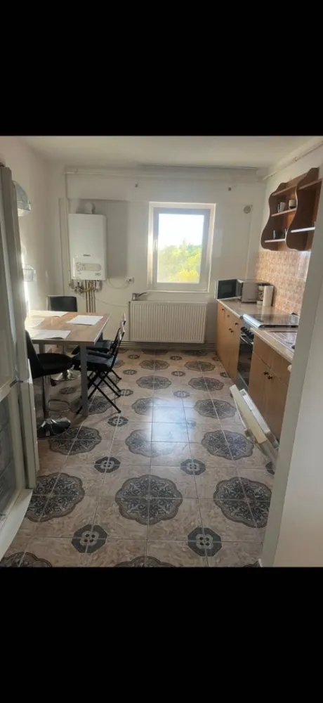 Appartament de vanzare - Agentia Imobiliara BRASADAS vinde apartament cu doua camere, luminos și bine întreținut, situat in Carpati2, la etajul 4 din 4 (fără lift).

 Detalii generale:
 • Suprafață utilă bine compartimentată, 2 camere decomandate
 • Balcon deschis, cu vedere plăcută
 • Geamuri termopan (2 sticle)
 • Microcentrală proprie, încălzire pe gaz
 • Încălzire prin calorifere

 Dotări:
 • Bucătărie complet utilată: aragaz, mașină de spălat vase, frigider, mașină de spălat rufe
 • Dormitor spațios
 • Cameră de zi luminoasă
 • Baie cu vană

 Locație excelentă – zonă liniștită, aproape de magazine, școală și mijloace de transport.

Www.brasadas.com.
