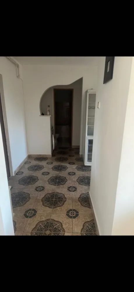 Appartament de vanzare - Agentia Imobiliara BRASADAS vinde apartament cu doua camere, luminos și bine întreținut, situat in Carpati2, la etajul 4 din 4 (fără lift).

 Detalii generale:
 • Suprafață utilă bine compartimentată, 2 camere decomandate
 • Balcon deschis, cu vedere plăcută
 • Geamuri termopan (2 sticle)
 • Microcentrală proprie, încălzire pe gaz
 • Încălzire prin calorifere

 Dotări:
 • Bucătărie complet utilată: aragaz, mașină de spălat vase, frigider, mașină de spălat rufe
 • Dormitor spațios
 • Cameră de zi luminoasă
 • Baie cu vană

 Locație excelentă – zonă liniștită, aproape de magazine, școală și mijloace de transport.

Www.brasadas.com.