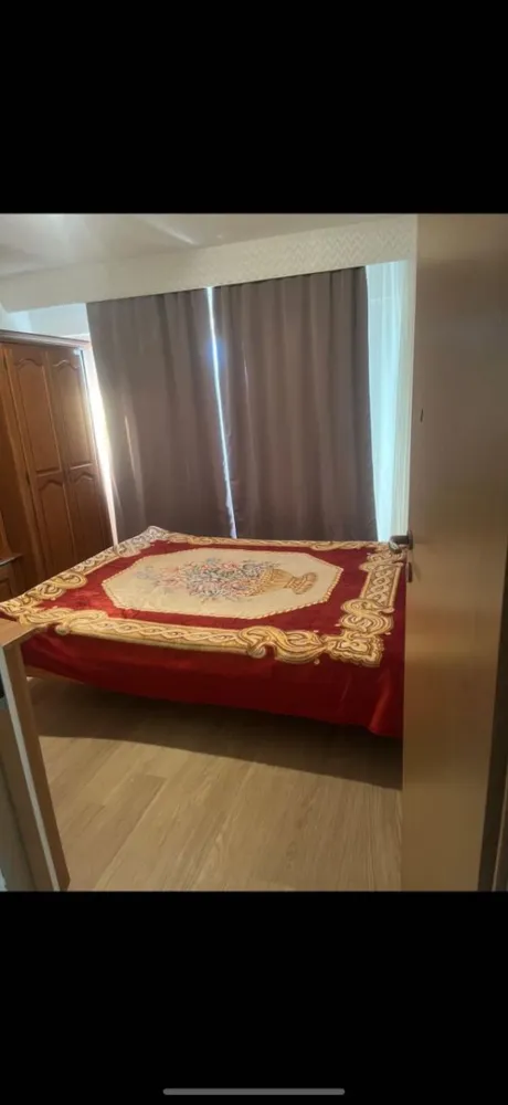 Appartament de vanzare - Agentia Imobiliara BRASADAS vinde apartament cu doua camere, luminos și bine întreținut, situat in Carpati2, la etajul 4 din 4 (fără lift).

 Detalii generale:
 • Suprafață utilă bine compartimentată, 2 camere decomandate
 • Balcon deschis, cu vedere plăcută
 • Geamuri termopan (2 sticle)
 • Microcentrală proprie, încălzire pe gaz
 • Încălzire prin calorifere

 Dotări:
 • Bucătărie complet utilată: aragaz, mașină de spălat vase, frigider, mașină de spălat rufe
 • Dormitor spațios
 • Cameră de zi luminoasă
 • Baie cu vană

 Locație excelentă – zonă liniștită, aproape de magazine, școală și mijloace de transport.

Www.brasadas.com.
