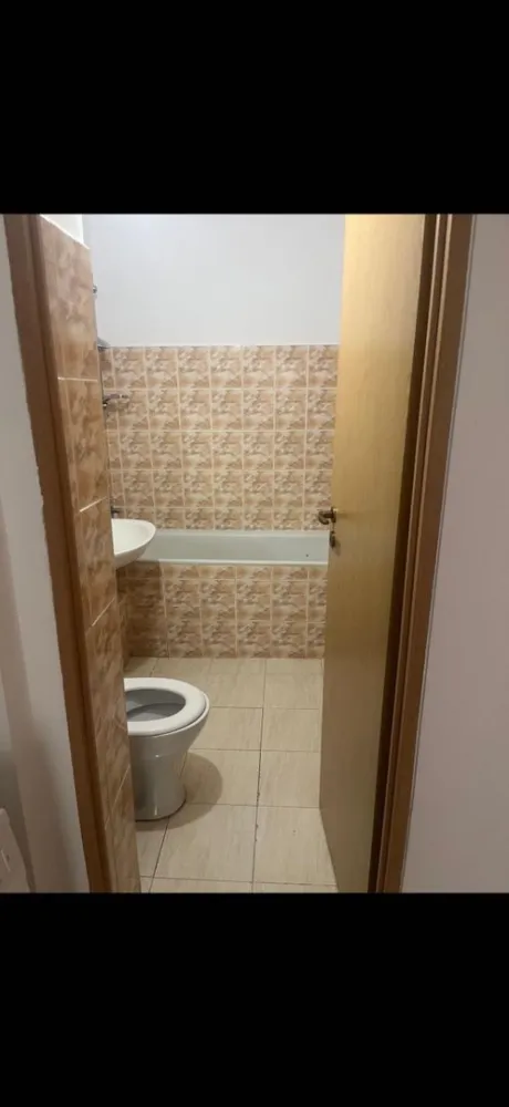 Appartament de vanzare - Agentia Imobiliara BRASADAS vinde apartament cu doua camere, luminos și bine întreținut, situat in Carpati2, la etajul 4 din 4 (fără lift).

 Detalii generale:
 • Suprafață utilă bine compartimentată, 2 camere decomandate
 • Balcon deschis, cu vedere plăcută
 • Geamuri termopan (2 sticle)
 • Microcentrală proprie, încălzire pe gaz
 • Încălzire prin calorifere

 Dotări:
 • Bucătărie complet utilată: aragaz, mașină de spălat vase, frigider, mașină de spălat rufe
 • Dormitor spațios
 • Cameră de zi luminoasă
 • Baie cu vană

 Locație excelentă – zonă liniștită, aproape de magazine, școală și mijloace de transport.

Www.brasadas.com.