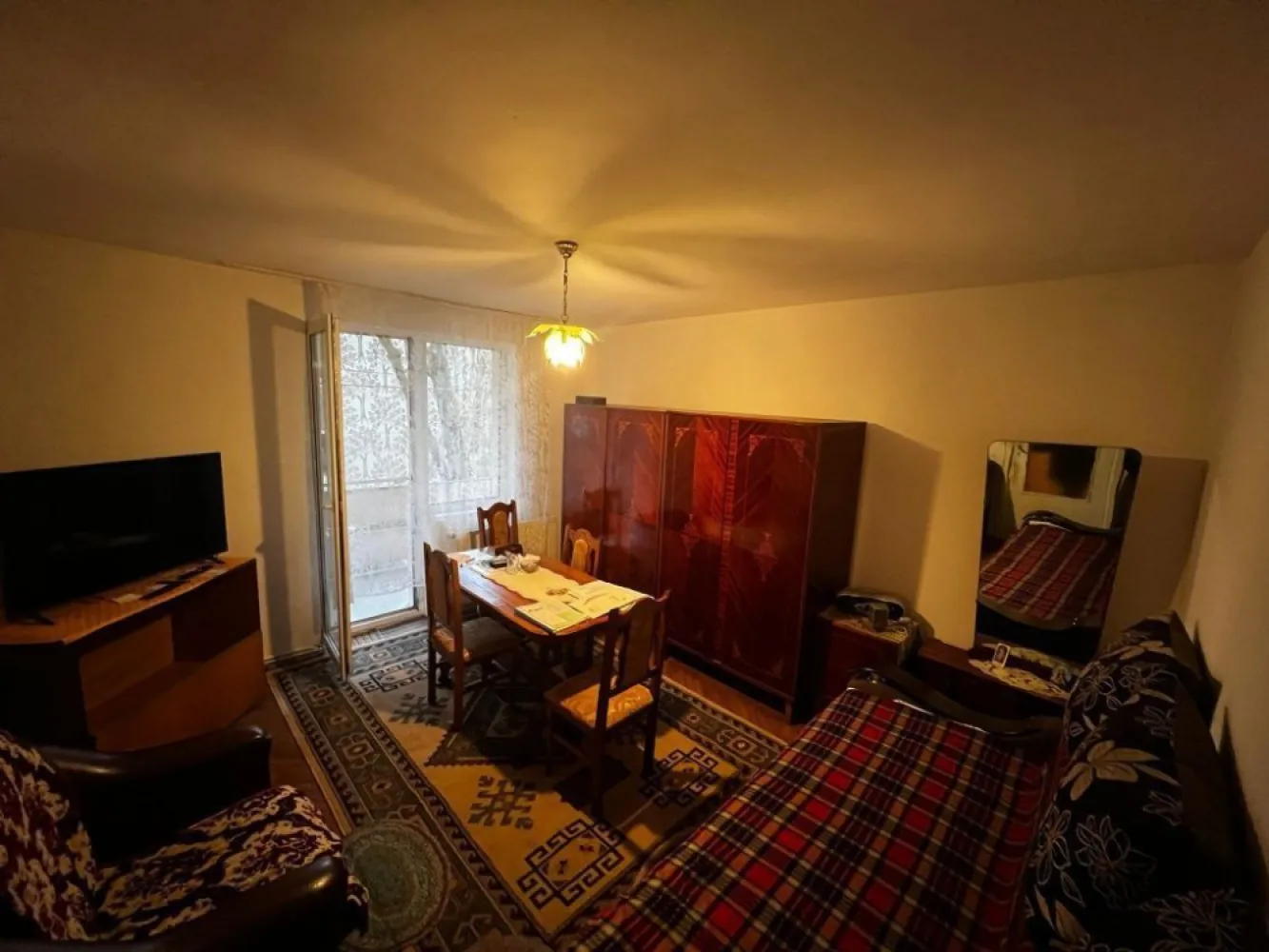 Vand Apartament 2 camere carpati 1 - Vând apartament cu 2 camere, situat în zona Carpați I, una dintre cele mai verzi și liniștite zone ale orașului Satu Mare. Proprietatea se află la etajul 1, fiind ideală atât pentru o familie tânără, cât și pentru persoane în vârstă sau ca investiție pentru închiriere. Detalii principale: • Localizare: Zona Carpați I (aproape de parcuri, școli și magazine). • Etaj: 1 (confort sporit și acces facil). • Compartimentare: Decomandat . • Suprafață: 50 mp. Dotări și avantaje: • Doua balcoane generoase • Confort termic: Microcentrală proprie, usa metalica și geamuri termopan. • Poziționare: Etaj intermediar, ceea ce asigură costuri reduse la întreținere. • Vecinătăți: Zonă foarte liniștită, cu locuri de parcare disponibile în apropierea blocului, aproape de stații de autobuz și supermarketuri. • Stare: necesită renovari. Preț: 62000 € (Negociabil)