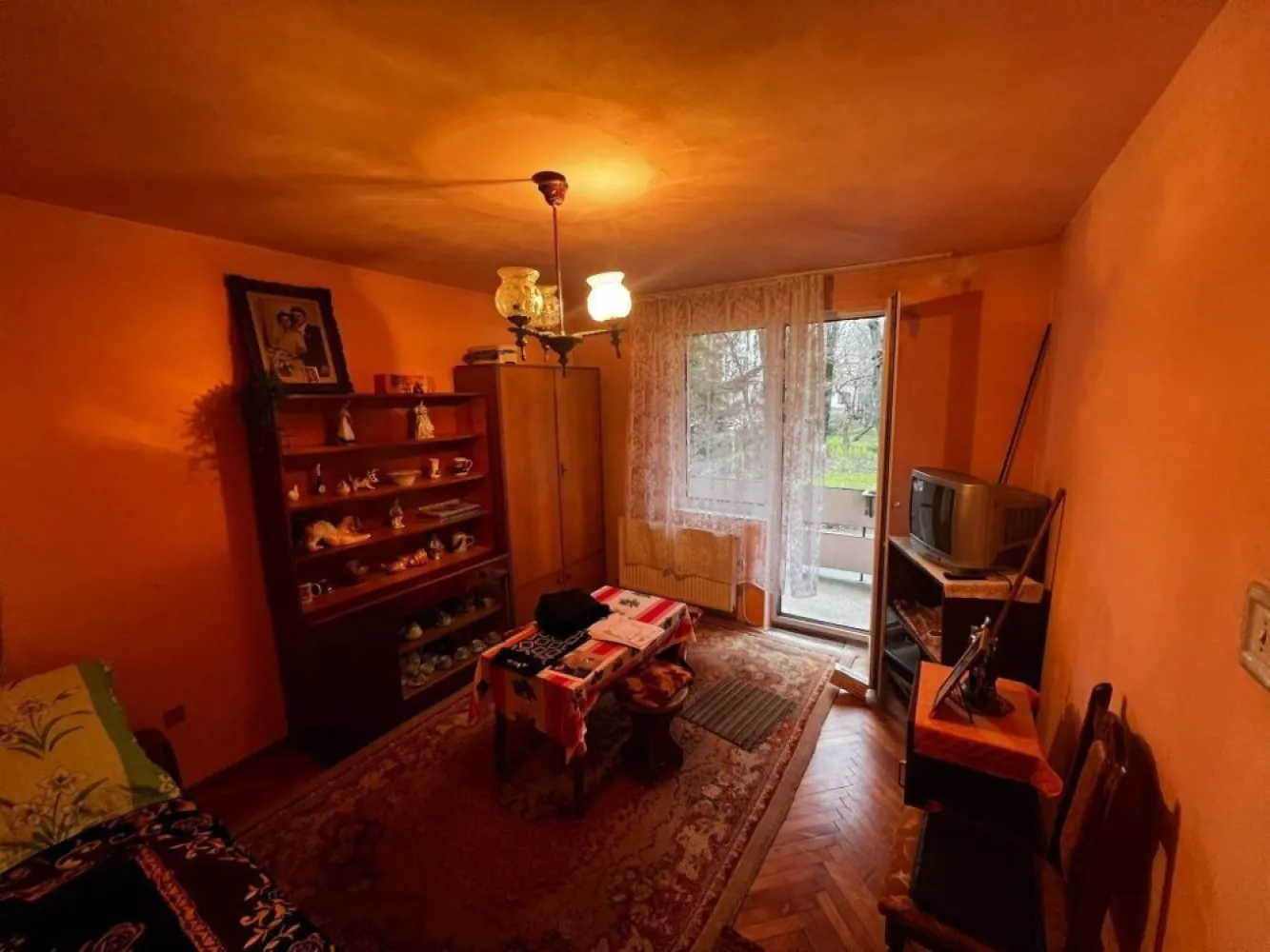 Vand Apartament 2 camere carpati 1 - Vând apartament cu 2 camere, situat în zona Carpați I, una dintre cele mai verzi și liniștite zone ale orașului Satu Mare. Proprietatea se află la etajul 1, fiind ideală atât pentru o familie tânără, cât și pentru persoane în vârstă sau ca investiție pentru închiriere. Detalii principale: • Localizare: Zona Carpați I (aproape de parcuri, școli și magazine). • Etaj: 1 (confort sporit și acces facil). • Compartimentare: Decomandat . • Suprafață: 50 mp. Dotări și avantaje: • Doua balcoane generoase • Confort termic: Microcentrală proprie, usa metalica și geamuri termopan. • Poziționare: Etaj intermediar, ceea ce asigură costuri reduse la întreținere. • Vecinătăți: Zonă foarte liniștită, cu locuri de parcare disponibile în apropierea blocului, aproape de stații de autobuz și supermarketuri. • Stare: necesită renovari. Preț: 62000 € (Negociabil)