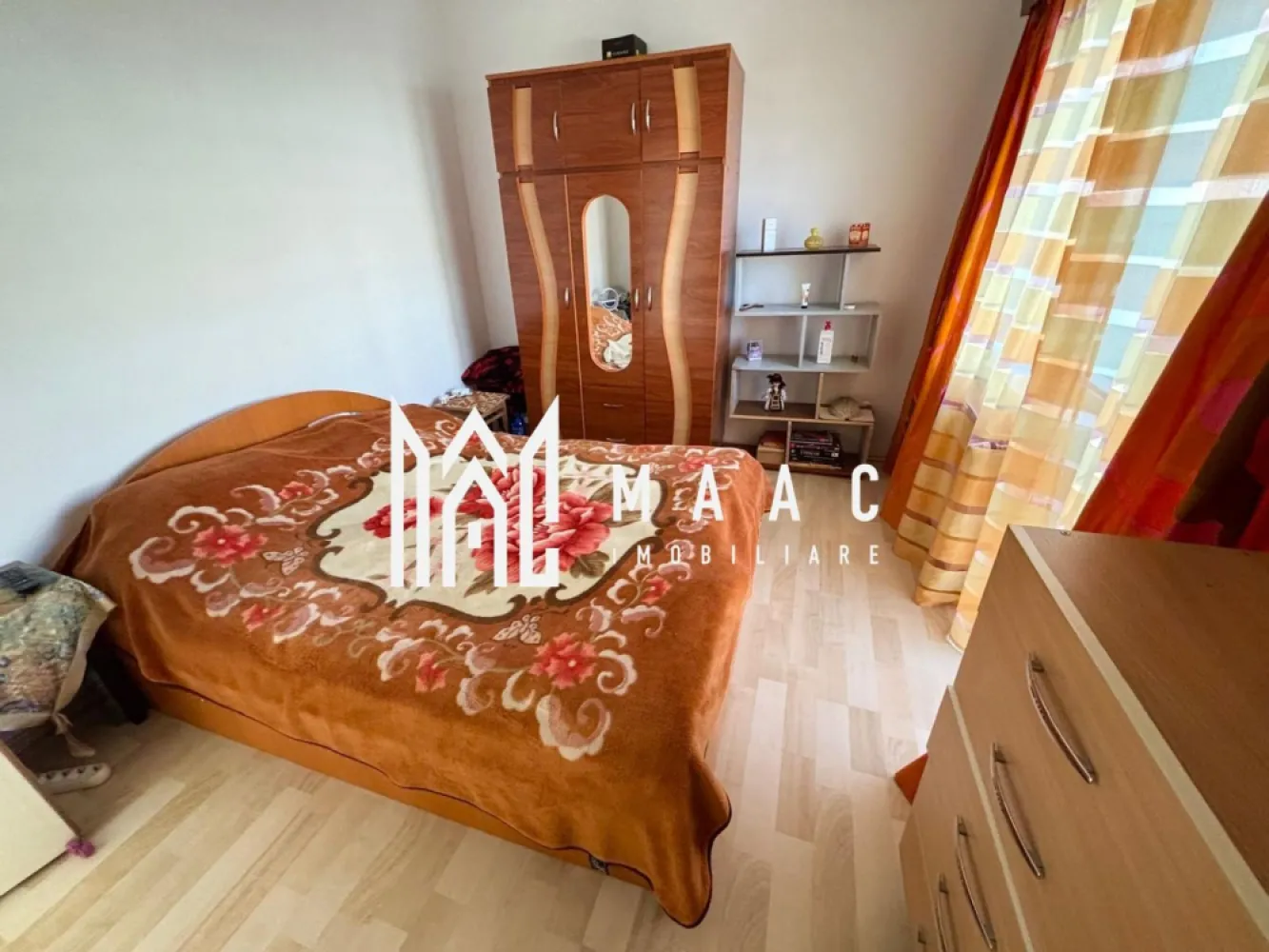 Casă tip înșiruită | 117Mp utili | 136 Mp teren | Arhitectilor - Casă tip înșiruită | 116,52 mp utili | 136 mp teren | 2 locuri parcare | Strada Daniel Renard – Calea Cisnădiei

Maac Imobiliare prezintă spre vânzare o casă tip înșiruită, situată pe strada Daniel Renard, într-o zonă liniștită și exclusiv rezidențială, formată doar din case.

Proprietatea are o suprafață utilă de 116,52 mp și un teren de 136 mp, oferind un spațiu generos și bine compartimentat, ideal pentru o familie.

Compartimentare

Parter:
Living luminos cu bucătărie open space și ieșire directă în curte
Baie de serviciu
Debara

Etaj:
2 dormitoare spațioase
Baie cu cadă și geam pentru aerisire naturală
2 balcoane

Mansardă:
Spațiu open space, cu posibilitatea de amenajare a unui dormitor și a unei băi (instalațiile sunt deja pregătite)

Casa se vinde mobilată și utilată, dispune de 2 locuri de parcare, iar zona oferă liniște, intimitate și acces facil către oraș.
Strada este pavată, cu vecini civilizați și construcții noi.

 Video de prezentare disponibil la cerere.

Pentru mai multe informații și programări la vizionare, vă rugăm să menționați ID anunț: CP2785491.