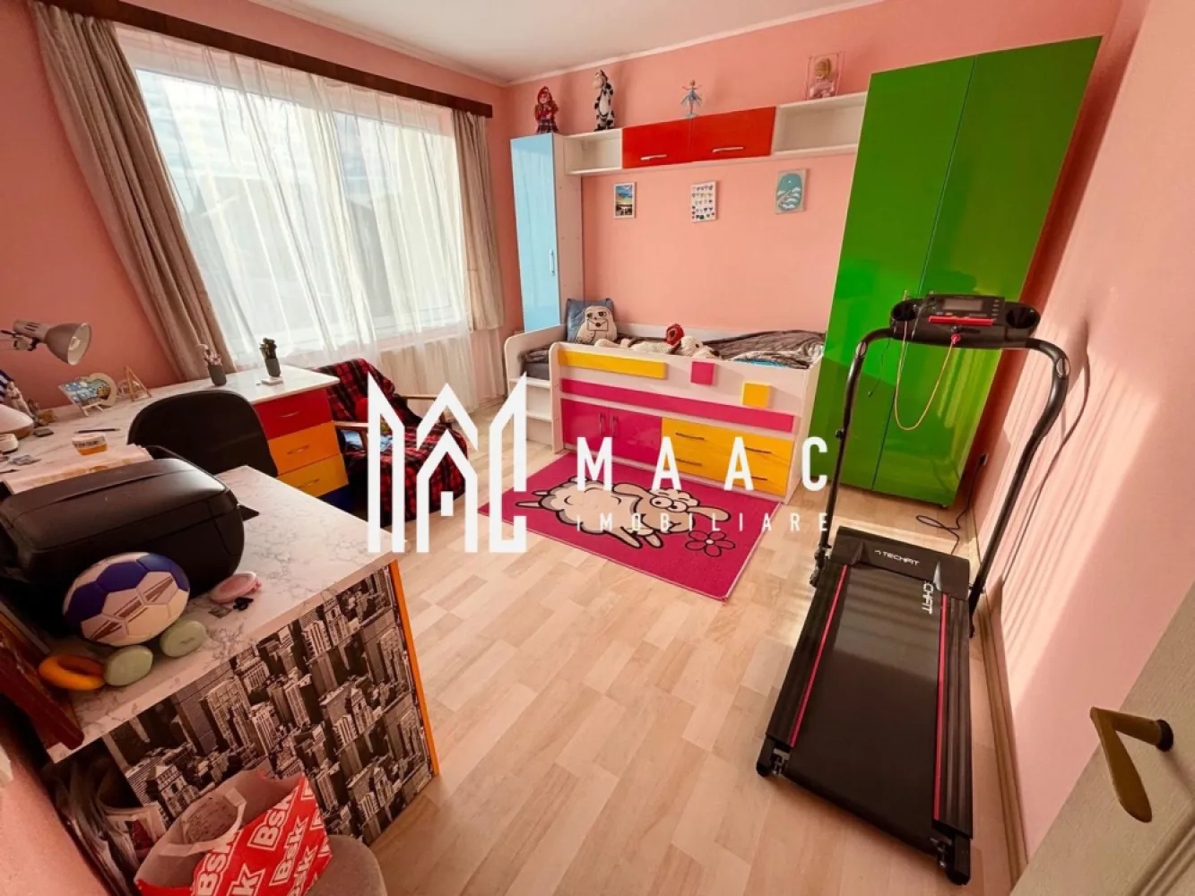 Casă tip înșiruită | 117Mp utili | 136 Mp teren | Arhitectilor - Casă tip înșiruită | 116,52 mp utili | 136 mp teren | 2 locuri parcare | Strada Daniel Renard – Calea Cisnădiei

Maac Imobiliare prezintă spre vânzare o casă tip înșiruită, situată pe strada Daniel Renard, într-o zonă liniștită și exclusiv rezidențială, formată doar din case.

Proprietatea are o suprafață utilă de 116,52 mp și un teren de 136 mp, oferind un spațiu generos și bine compartimentat, ideal pentru o familie.

Compartimentare

Parter:
Living luminos cu bucătărie open space și ieșire directă în curte
Baie de serviciu
Debara

Etaj:
2 dormitoare spațioase
Baie cu cadă și geam pentru aerisire naturală
2 balcoane

Mansardă:
Spațiu open space, cu posibilitatea de amenajare a unui dormitor și a unei băi (instalațiile sunt deja pregătite)

Casa se vinde mobilată și utilată, dispune de 2 locuri de parcare, iar zona oferă liniște, intimitate și acces facil către oraș.
Strada este pavată, cu vecini civilizați și construcții noi.

 Video de prezentare disponibil la cerere.

Pentru mai multe informații și programări la vizionare, vă rugăm să menționați ID anunț: CP2785491.