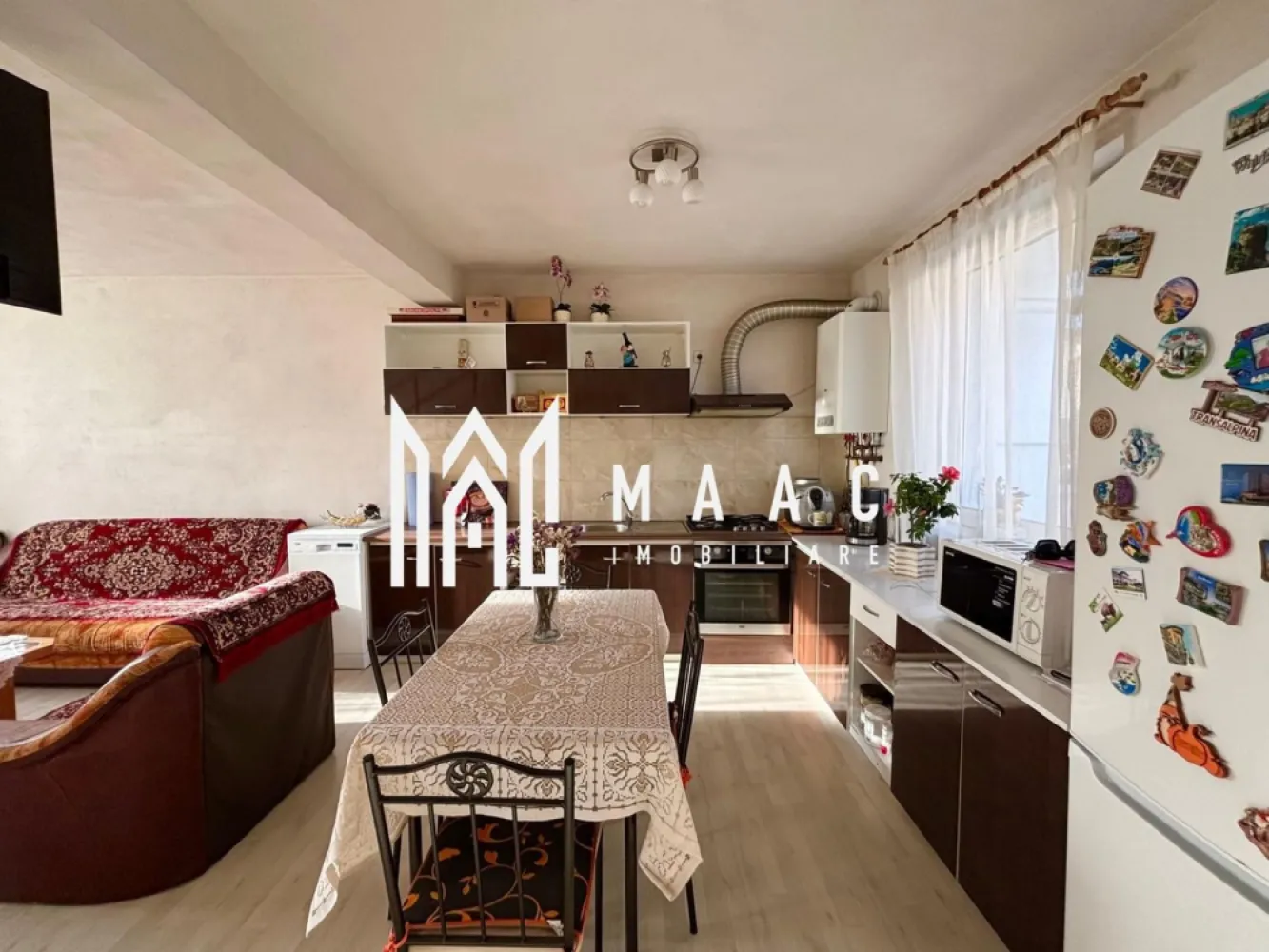 Casă tip înșiruită | 117Mp utili | 136 Mp teren | Arhitectilor - Casă tip înșiruită | 116,52 mp utili | 136 mp teren | 2 locuri parcare | Strada Daniel Renard – Calea Cisnădiei

Maac Imobiliare prezintă spre vânzare o casă tip înșiruită, situată pe strada Daniel Renard, într-o zonă liniștită și exclusiv rezidențială, formată doar din case.

Proprietatea are o suprafață utilă de 116,52 mp și un teren de 136 mp, oferind un spațiu generos și bine compartimentat, ideal pentru o familie.

Compartimentare

Parter:
Living luminos cu bucătărie open space și ieșire directă în curte
Baie de serviciu
Debara

Etaj:
2 dormitoare spațioase
Baie cu cadă și geam pentru aerisire naturală
2 balcoane

Mansardă:
Spațiu open space, cu posibilitatea de amenajare a unui dormitor și a unei băi (instalațiile sunt deja pregătite)

Casa se vinde mobilată și utilată, dispune de 2 locuri de parcare, iar zona oferă liniște, intimitate și acces facil către oraș.
Strada este pavată, cu vecini civilizați și construcții noi.

 Video de prezentare disponibil la cerere.

Pentru mai multe informații și programări la vizionare, vă rugăm să menționați ID anunț: CP2785491.