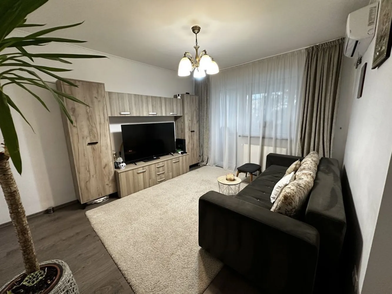 BRASADAS vinde ap cam etaj - Agenția imobiliara BRASADAS vinde apartament situat la etajul 2 din 2 și are 3 camere decomandate.Pod accesibil pt depozitare si acoperiș,acesta dispune de o bucătărie modernă cu finisaje albe, dotata cu: cuptor, plita , hota si masina de spalat vase, baie cu, cada si o debara .Livingul este luminos,avand acces pe balcon( modern si inchis cu geamuri termopan), cu feronerie moderna și podea din parchet laminat.Dormitorul și camera copiilor au și ele pardoseală din lemn, oferind un aspect cald și primitor. Geamuri termopan si jaluzelele . 

Locația este ideală, fiind aproape de magazine alimentare precum și benzinării.În apropiere se află parcuri frumoase pentru relaxare. Ai acces facil la transport în comun, iar stația este la doar câțiva pași.

Www.brasadas.com.