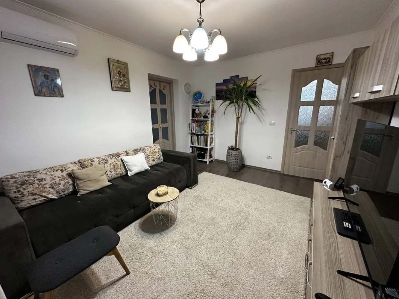 BRASADAS vinde ap cam etaj - Agenția imobiliara BRASADAS vinde apartament situat la etajul 2 din 2 și are 3 camere decomandate.Pod accesibil pt depozitare si acoperiș,acesta dispune de o bucătărie modernă cu finisaje albe, dotata cu: cuptor, plita , hota si masina de spalat vase, baie cu, cada si o debara .Livingul este luminos,avand acces pe balcon( modern si inchis cu geamuri termopan), cu feronerie moderna și podea din parchet laminat.Dormitorul și camera copiilor au și ele pardoseală din lemn, oferind un aspect cald și primitor. Geamuri termopan si jaluzelele . 

Locația este ideală, fiind aproape de magazine alimentare precum și benzinării.În apropiere se află parcuri frumoase pentru relaxare. Ai acces facil la transport în comun, iar stația este la doar câțiva pași.

Www.brasadas.com.