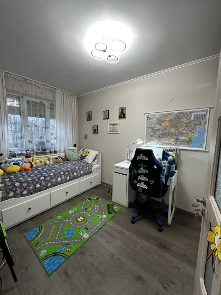 BRASADAS vinde ap cam etaj - Agenția imobiliara BRASADAS vinde apartament situat la etajul 2 din 2 și are 3 camere decomandate.Pod accesibil pt depozitare si acoperiș,acesta dispune de o bucătărie modernă cu finisaje albe, dotata cu: cuptor, plita , hota si masina de spalat vase, baie cu, cada si o debara .Livingul este luminos,avand acces pe balcon( modern si inchis cu geamuri termopan), cu feronerie moderna și podea din parchet laminat.Dormitorul și camera copiilor au și ele pardoseală din lemn, oferind un aspect cald și primitor. Geamuri termopan si jaluzelele . 

Locația este ideală, fiind aproape de magazine alimentare precum și benzinării.În apropiere se află parcuri frumoase pentru relaxare. Ai acces facil la transport în comun, iar stația este la doar câțiva pași.

Www.brasadas.com.
