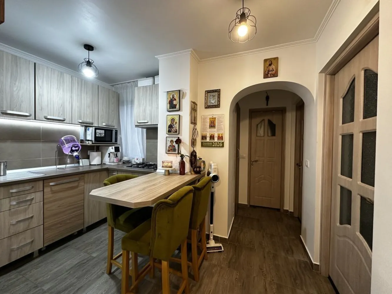 BRASADAS vinde ap cam etaj - Agenția imobiliara BRASADAS vinde apartament situat la etajul 2 din 2 și are 3 camere decomandate.Pod accesibil pt depozitare si acoperiș,acesta dispune de o bucătărie modernă cu finisaje albe, dotata cu: cuptor, plita , hota si masina de spalat vase, baie cu, cada si o debara .Livingul este luminos,avand acces pe balcon( modern si inchis cu geamuri termopan), cu feronerie moderna și podea din parchet laminat.Dormitorul și camera copiilor au și ele pardoseală din lemn, oferind un aspect cald și primitor. Geamuri termopan si jaluzelele . 

Locația este ideală, fiind aproape de magazine alimentare precum și benzinării.În apropiere se află parcuri frumoase pentru relaxare. Ai acces facil la transport în comun, iar stația este la doar câțiva pași.

Www.brasadas.com.