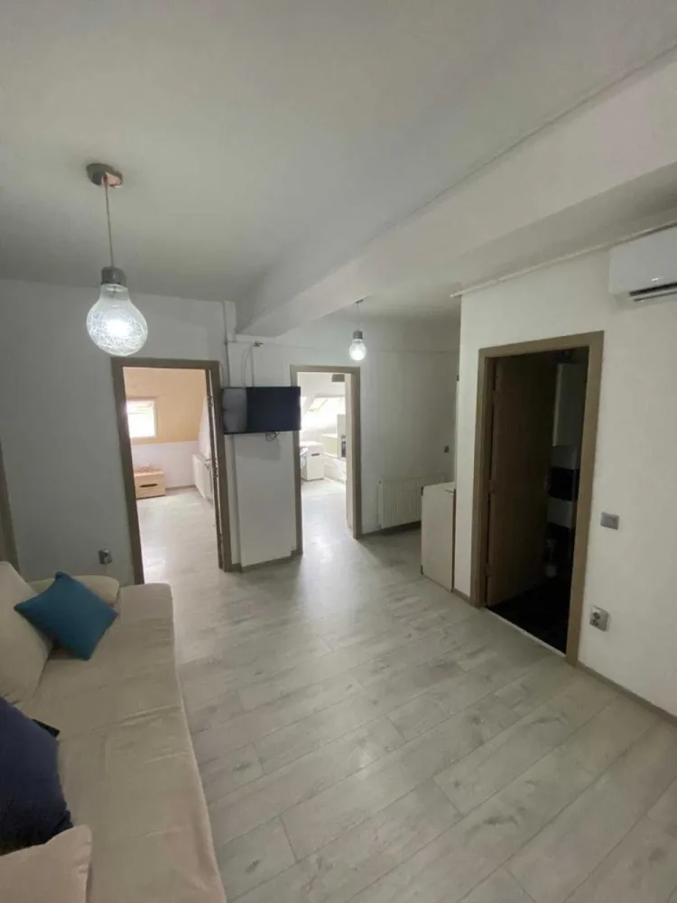 BRASADAS vinde ap 3 cam semicentral. - Agentia Imobiliara BRASADAS vinde apartament modern, cu 3 camere și o suprafață utilă de 80 mp, situat la etajul 5/5 într-un bloc nou, izolat termic, dotat cu lift, aflat într-o zonă semi-centrală.
Locuința este compartimentată practic: living spațios, 2 dormitoare, bucătărie închisă, 2 băi și dressing. Se vinde mobilat și utilat (inclusiv electrocasnice), dispune de aer condiționat și finisaje de calitate.
În preț este inclus un loc de parcare propriu, amplasat în curtea interioara, cu acces securizat - prin telecomandă.
Ideal pentru familie sau investiție, datorită poziționării avantajoase, cu acces rapid către centrul orașului, magazine, școli și mijloace de transport.
Www.brasadas.com.