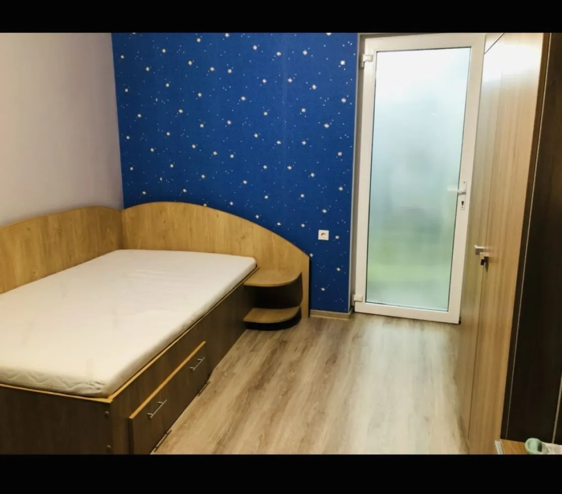 BRASADAS vinde ap 3 cam etajul 2/4 Bd. Traian. - Agentia Imobiliara BRASADAS vinde apartament cu 3 camere, cu o suprafata de 65 mp. situat la etajul 2/4 pe Calea Traian. 
Se vinde gata utilat și mobilat centrala nouă, aer condiționat, mașină de spălat rufe, mașină de spălat vase.
Este decomandat. Livingul este luminos.

Locatia este excelenta, aproape de centre culturale si de recreere, parcuri (grădina Romei).
La 5 minute de mers pe jos pana la parcul central, restaurante.
Transportul in comun este accesibil, facilitand deplasarile in oras. De asemenea, sunt scoli si grădinițe,ideal pentru familii sau studenti.

Www.brasadas.com.